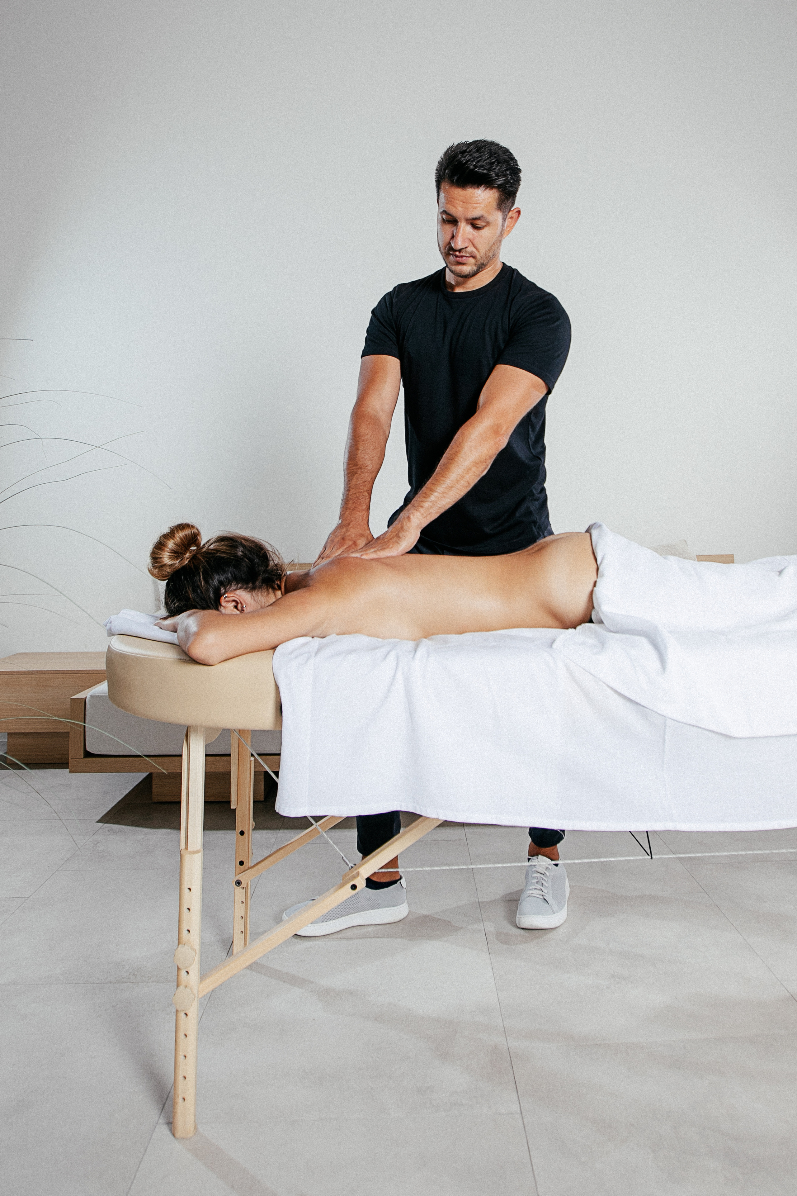 Мастер массажа Тимур. Фотограф-портретист Евгения Синкевич в Риге и Европе