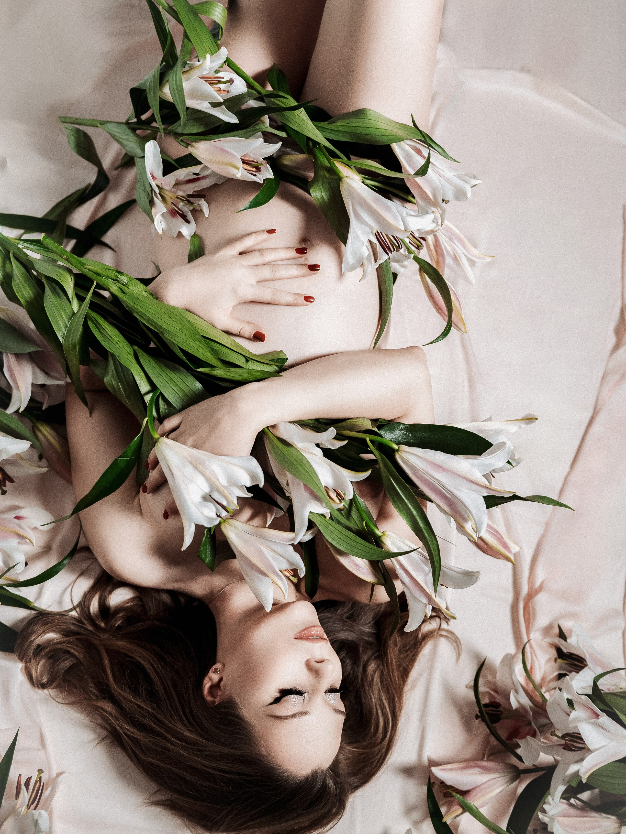 Тёплая палитра, мягкий текстиль и ароматные лилии превращают снимок в натюрморт, отражающий гармонию женственности и природы.