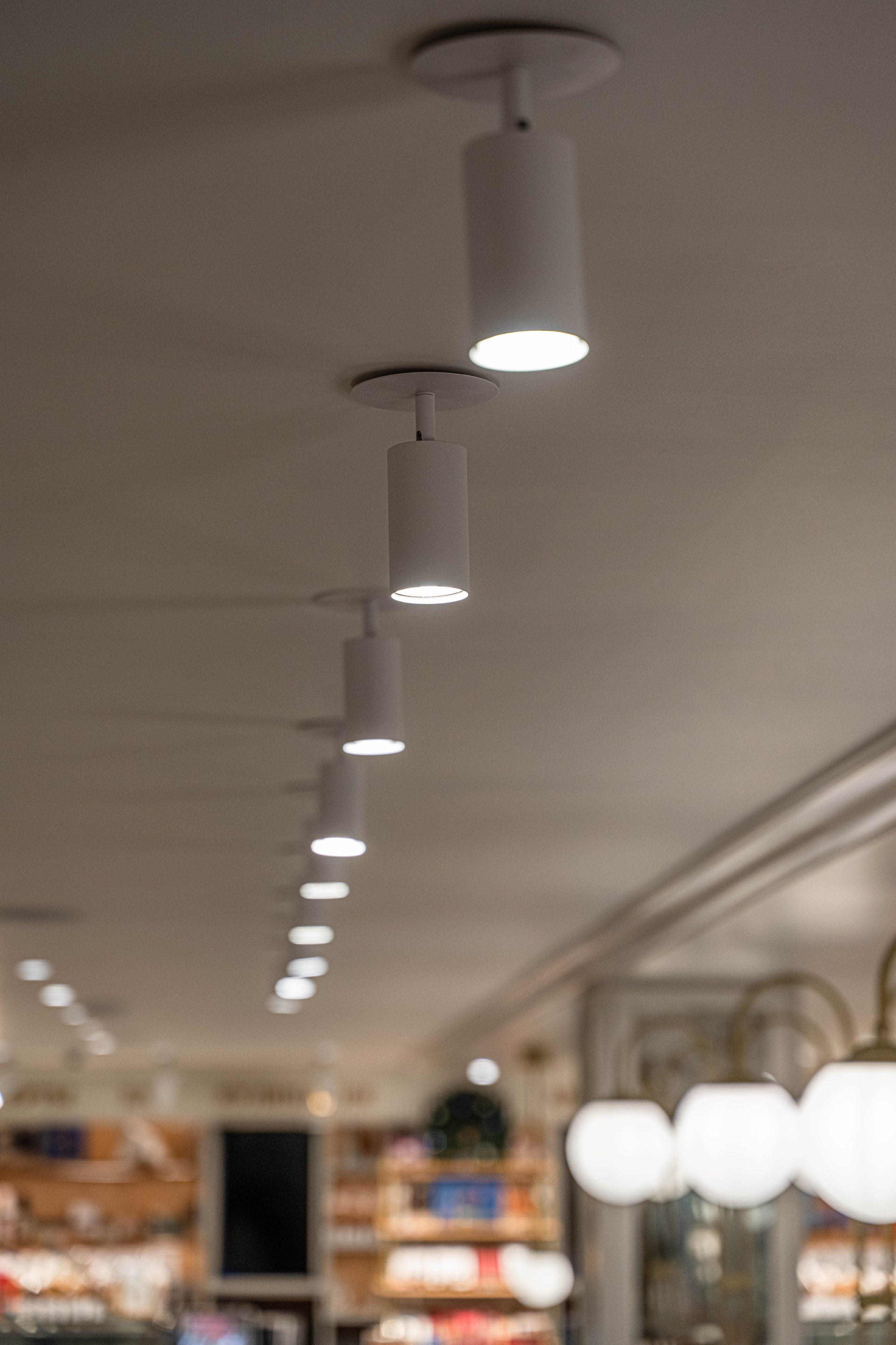 Фотосъемка освещения Maytoni в кафе Север. Интерьерный и репортажный фотограф в Санкт-Петербурге