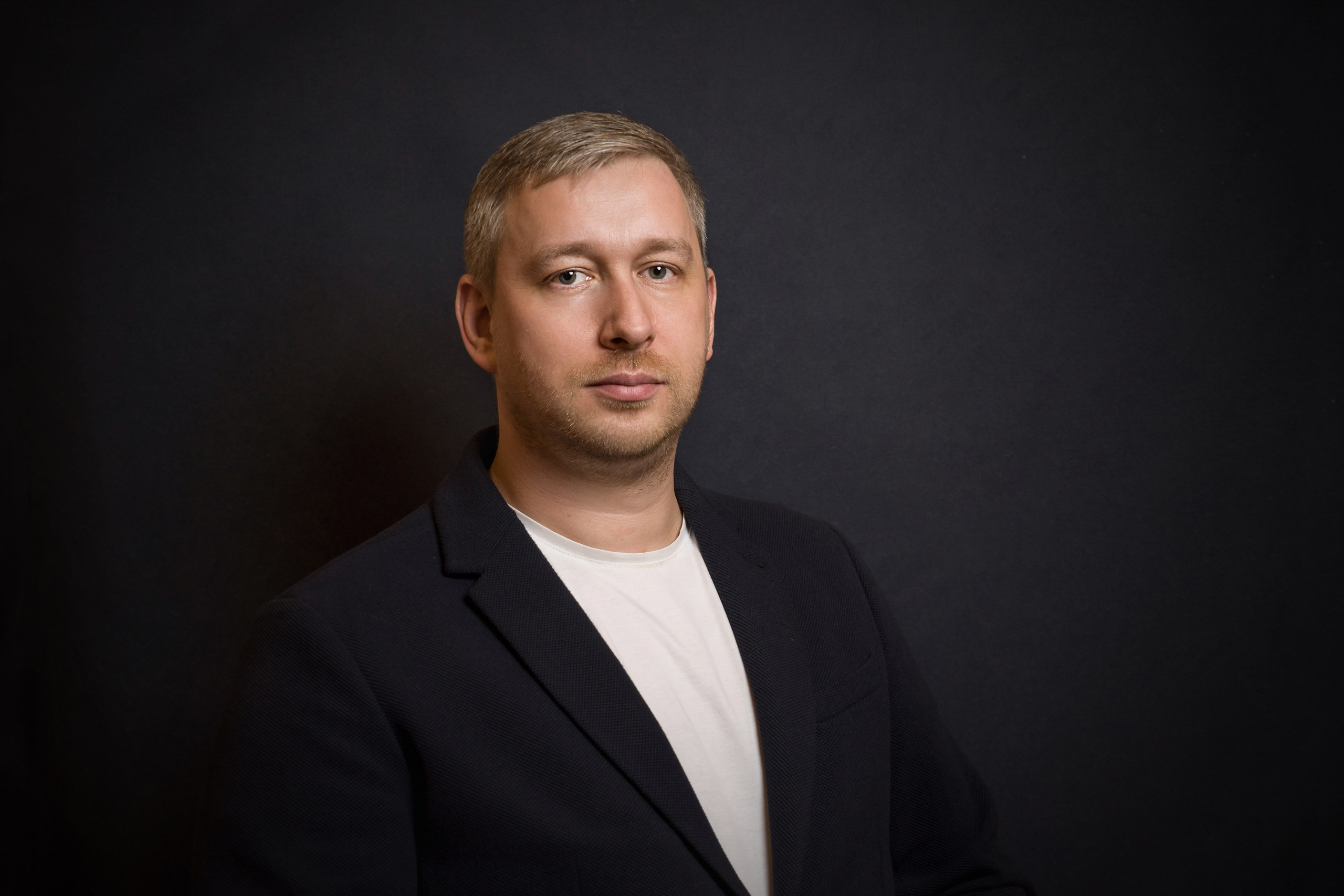 Портрет сотрудника. Фотограф в Санкт-Петербурге. Репортажная и все съёмки для бизнеса