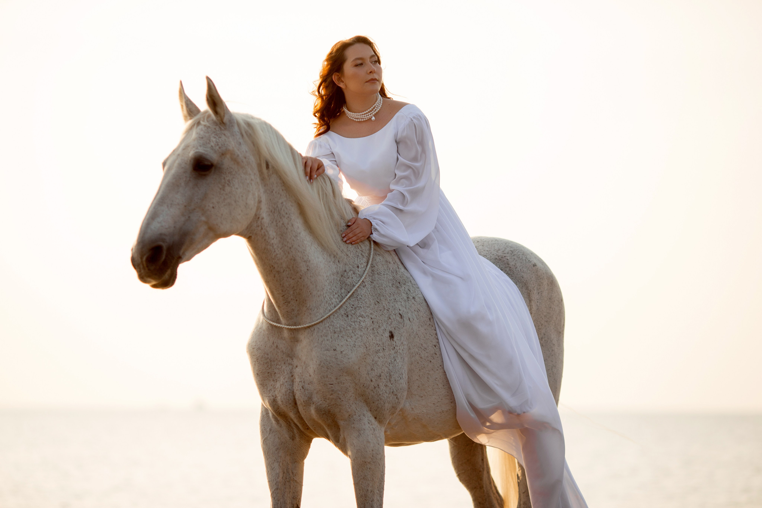 Фотосессия с лошадью в белом платье