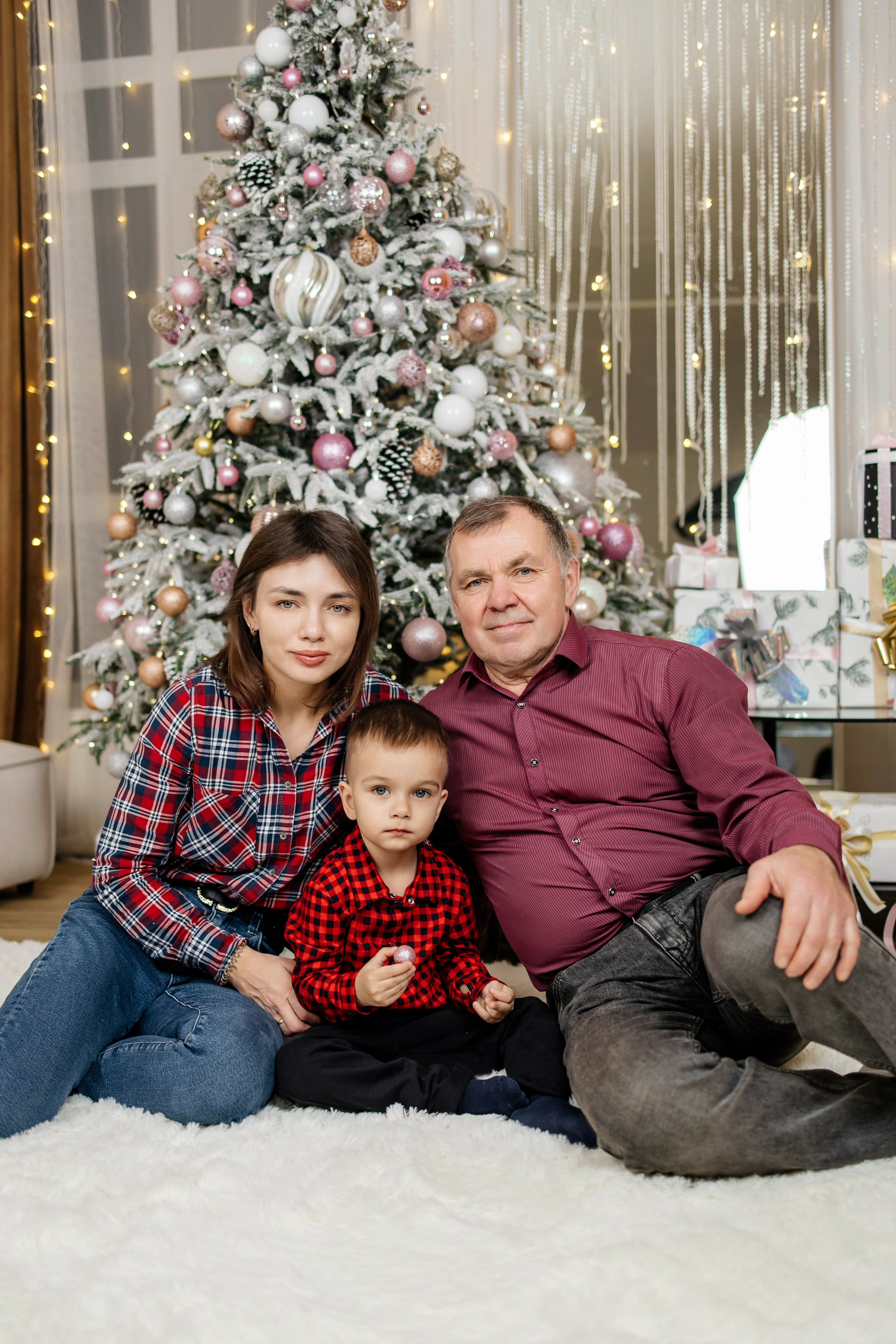 Семейная фотосессия Анастасия НГ 2026. Женский фотограф в Оренбурге Ирина Заводчикова