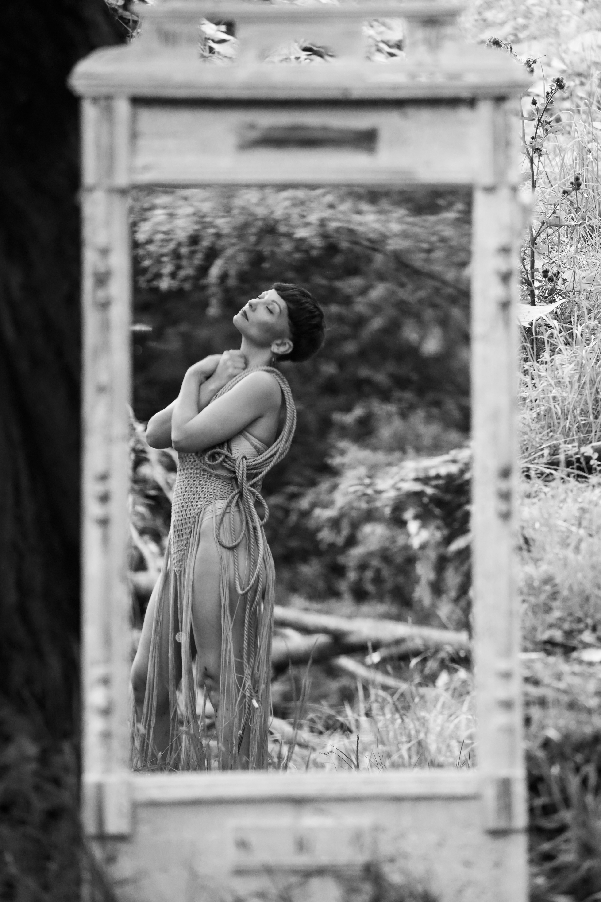 Девушка с отражении зеркала на природе