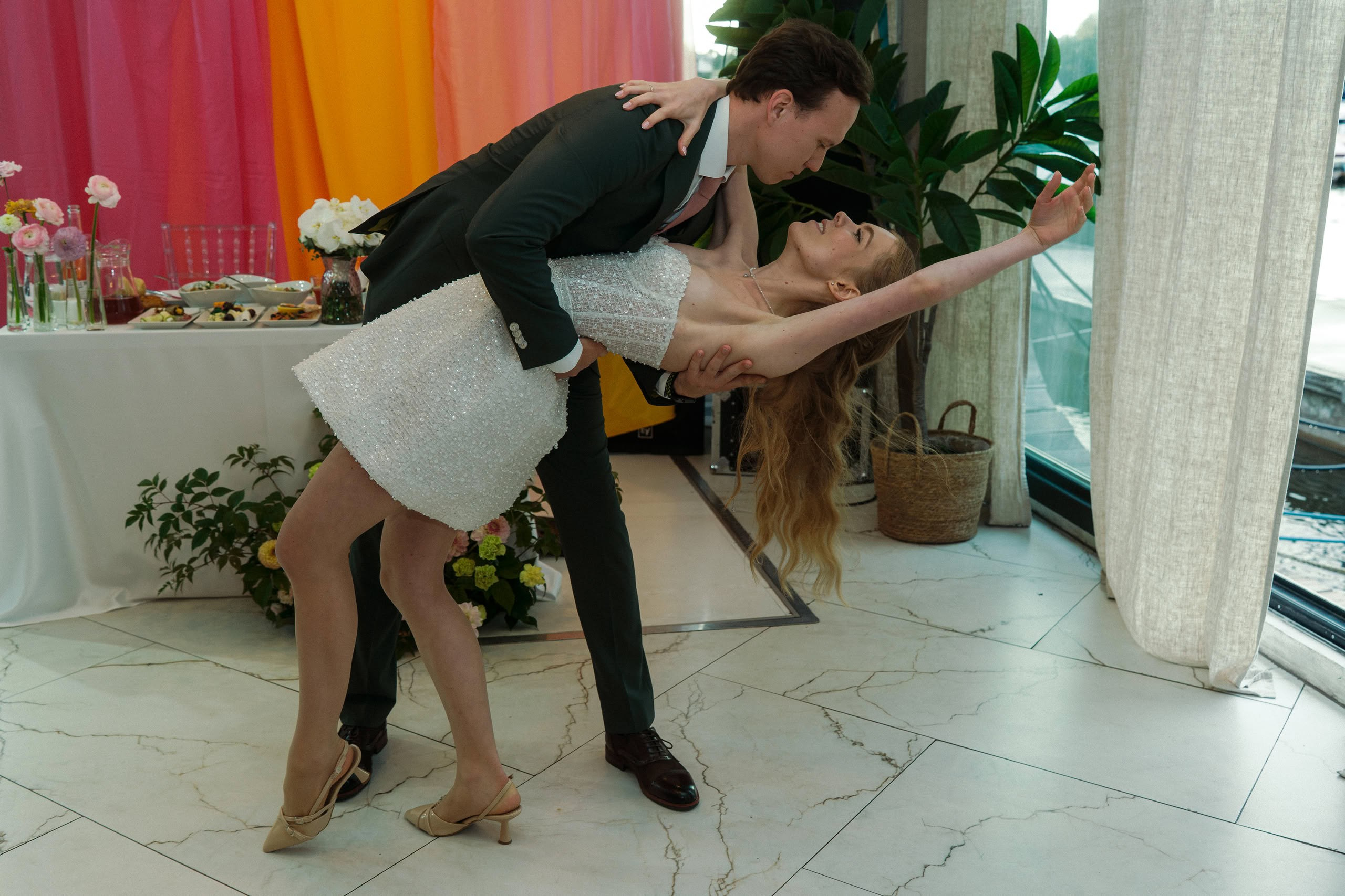 Первый танец в зале White Mare, мягкий тёплый свет, цифровая съёмка.