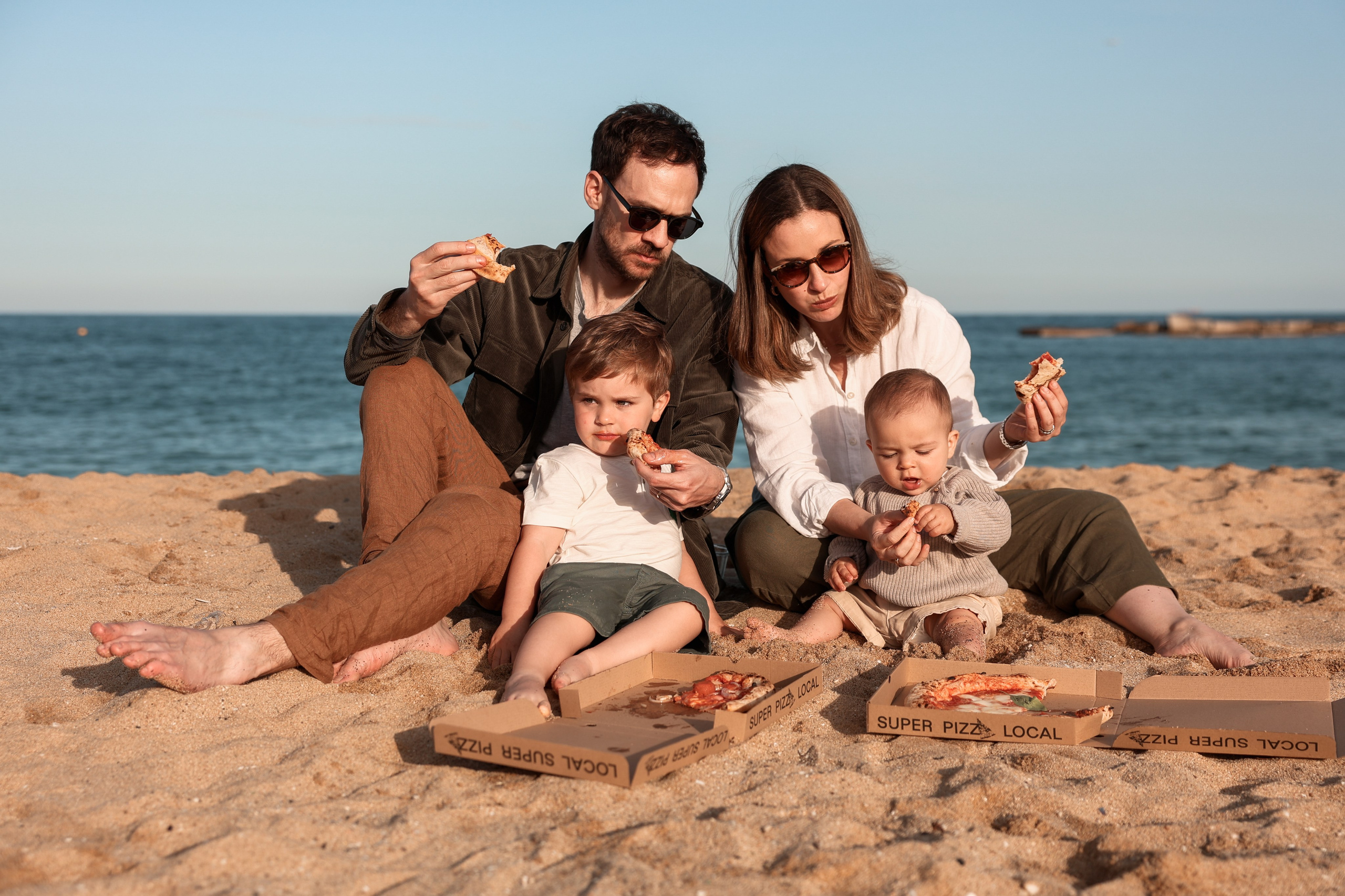 Family pizza at the sea. Natalia Zhuravleva|family, newborn, maternity photographer in Barcelona