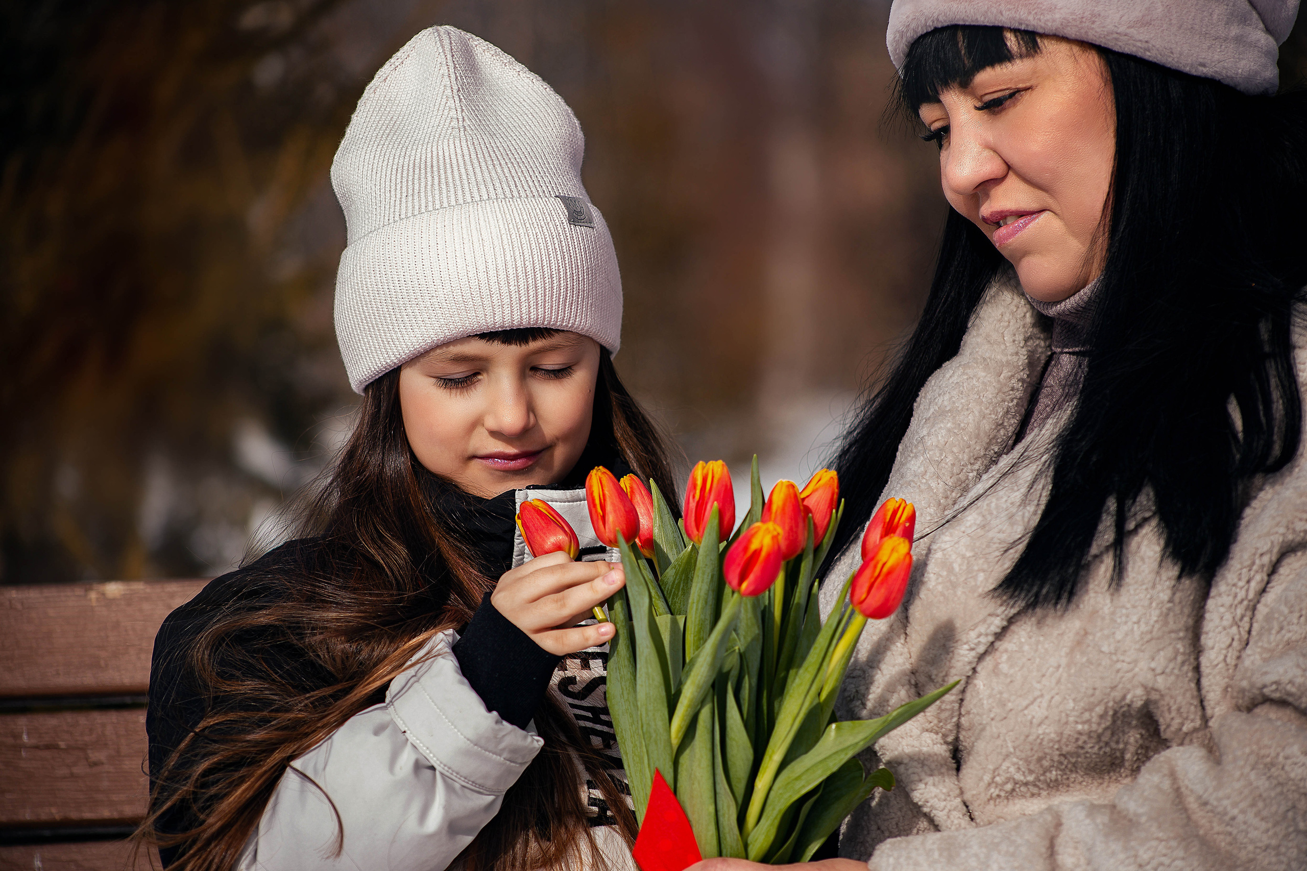Мама и дочь с тюльпанами. Рыжий Фотограф Иркутск