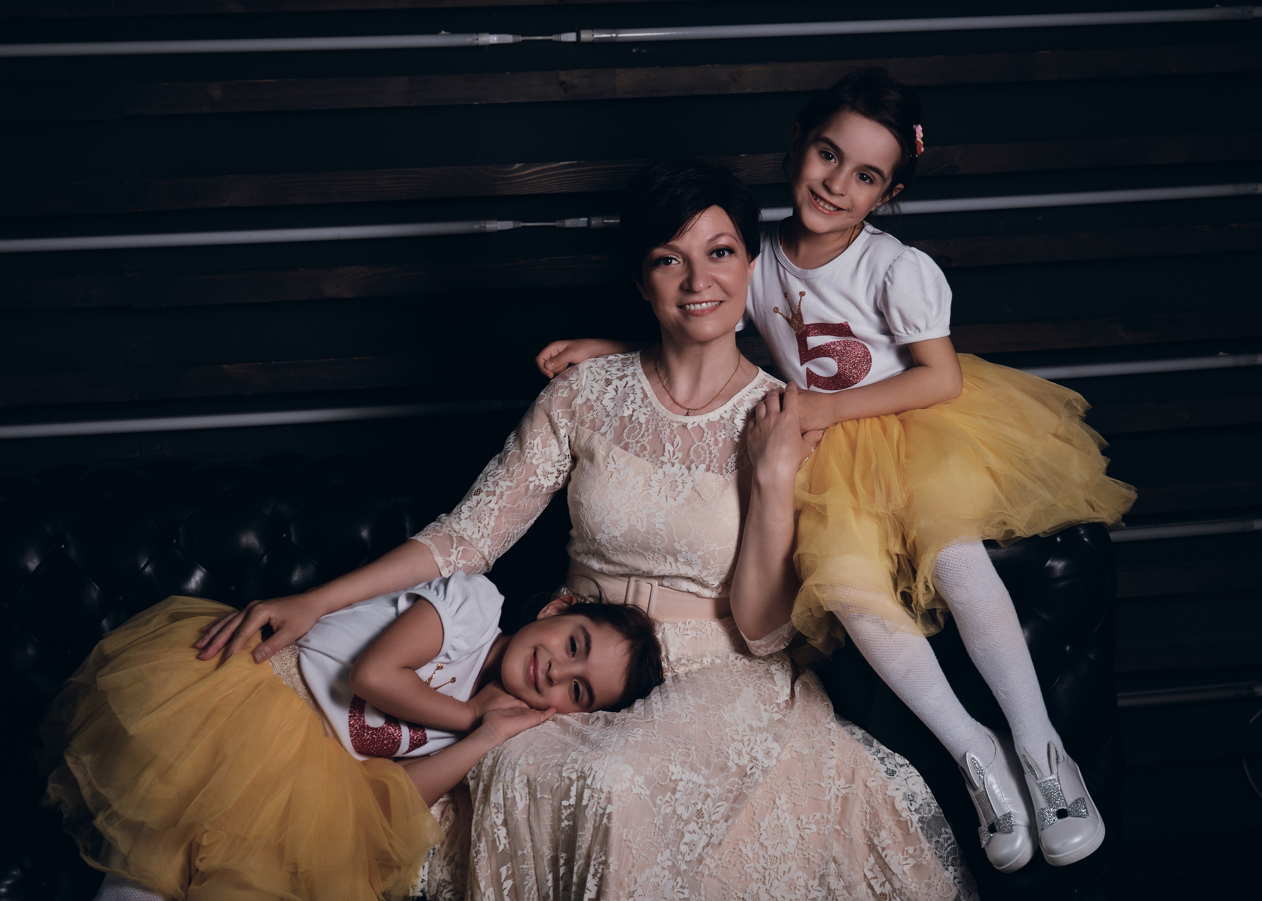 Семейная фотосессия мамы и двух дочек. Портретный фотограф на новый год в Москве Виктория Колышева