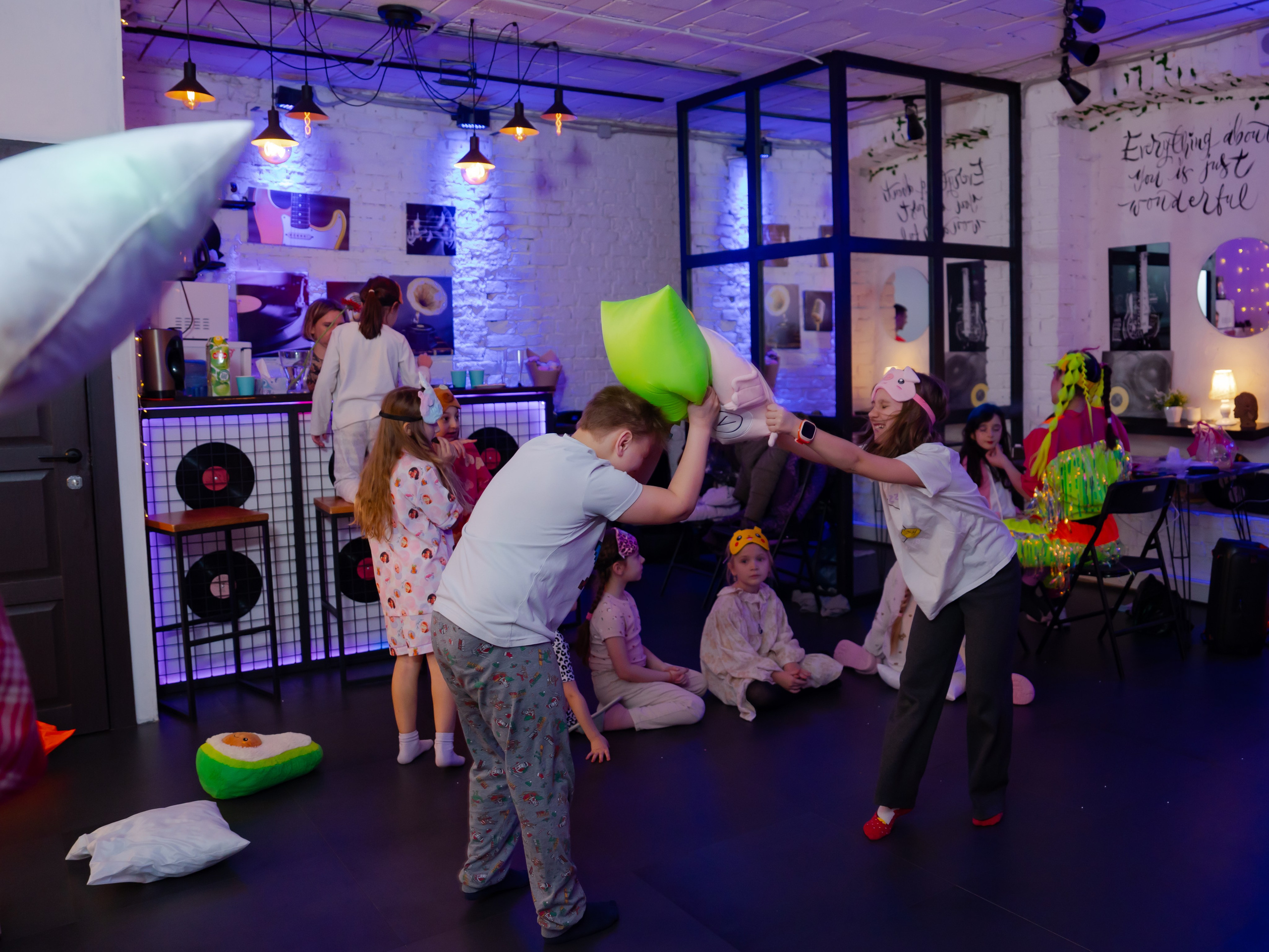 Битва подушками. Крамер Юлиана детский и семейный фотограф