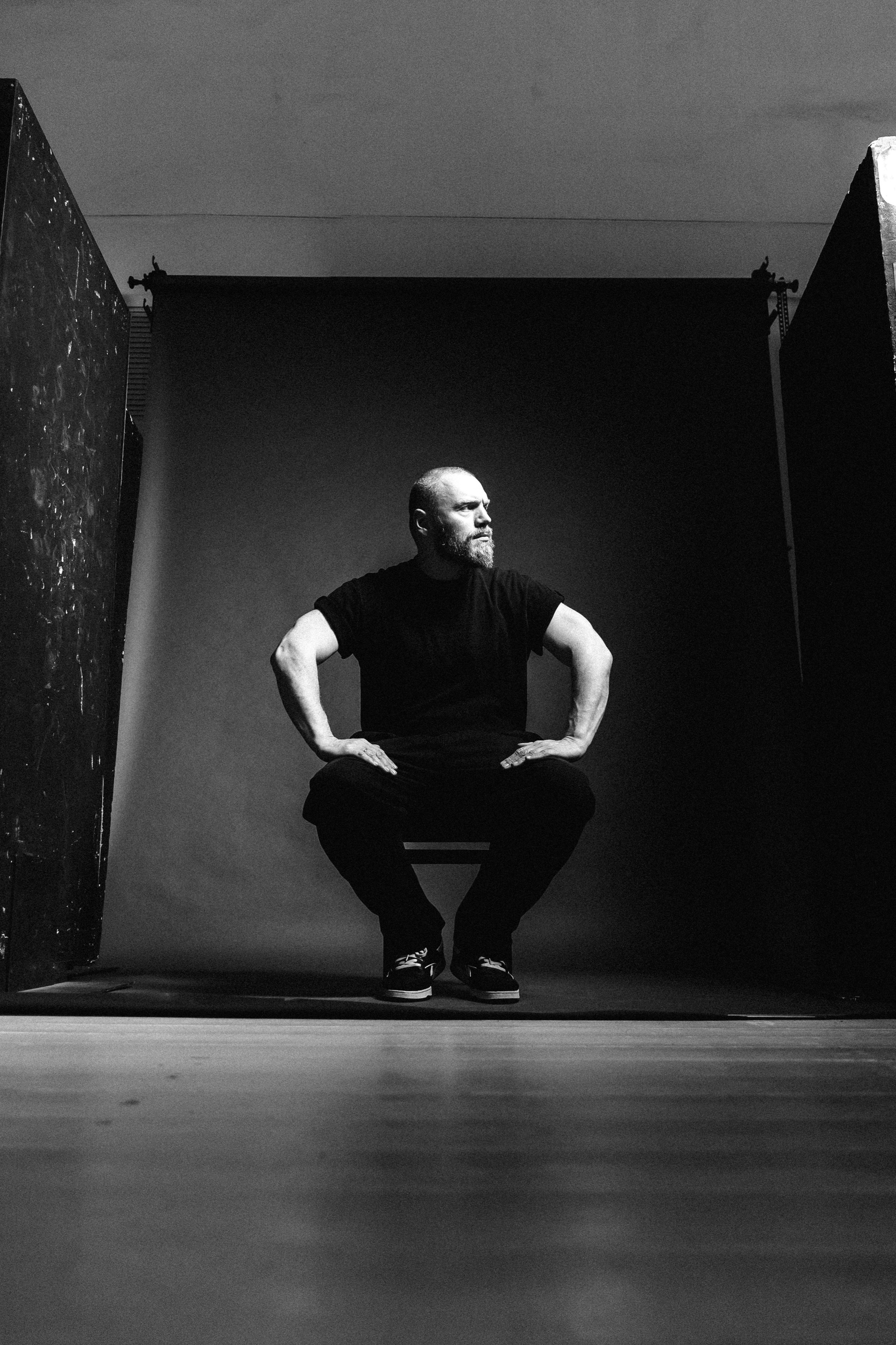 Бэкстейдж со съёмки Дмитрия Портнягина у Валентина Блоха. Коммерческий фотограф в Москве — Антон Ермаков