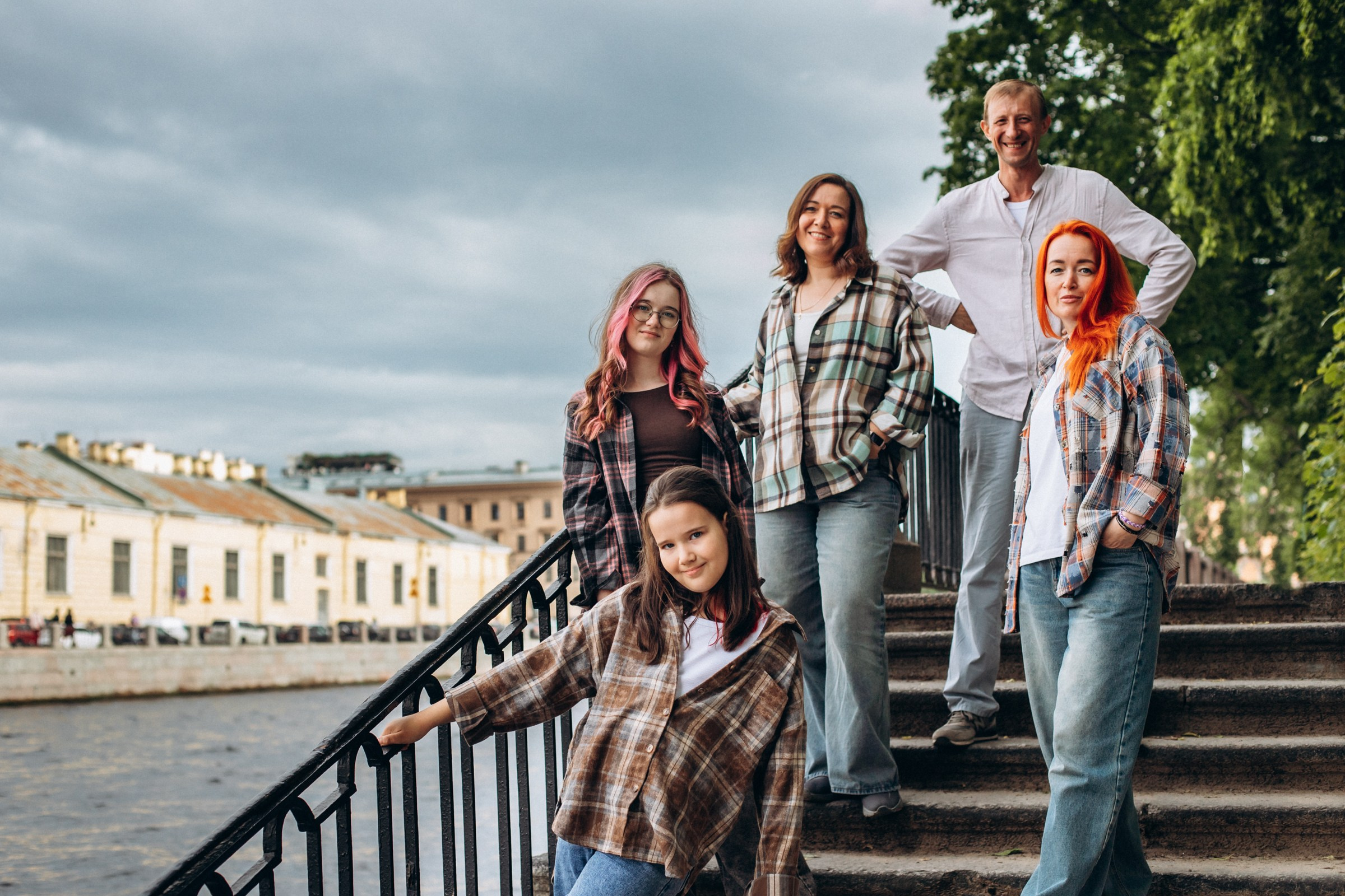 Елена с семьей в июне. Фотопрогулка в Петербурге. Индивидуальный и семейный фотограф в Санкт-Петербурге
