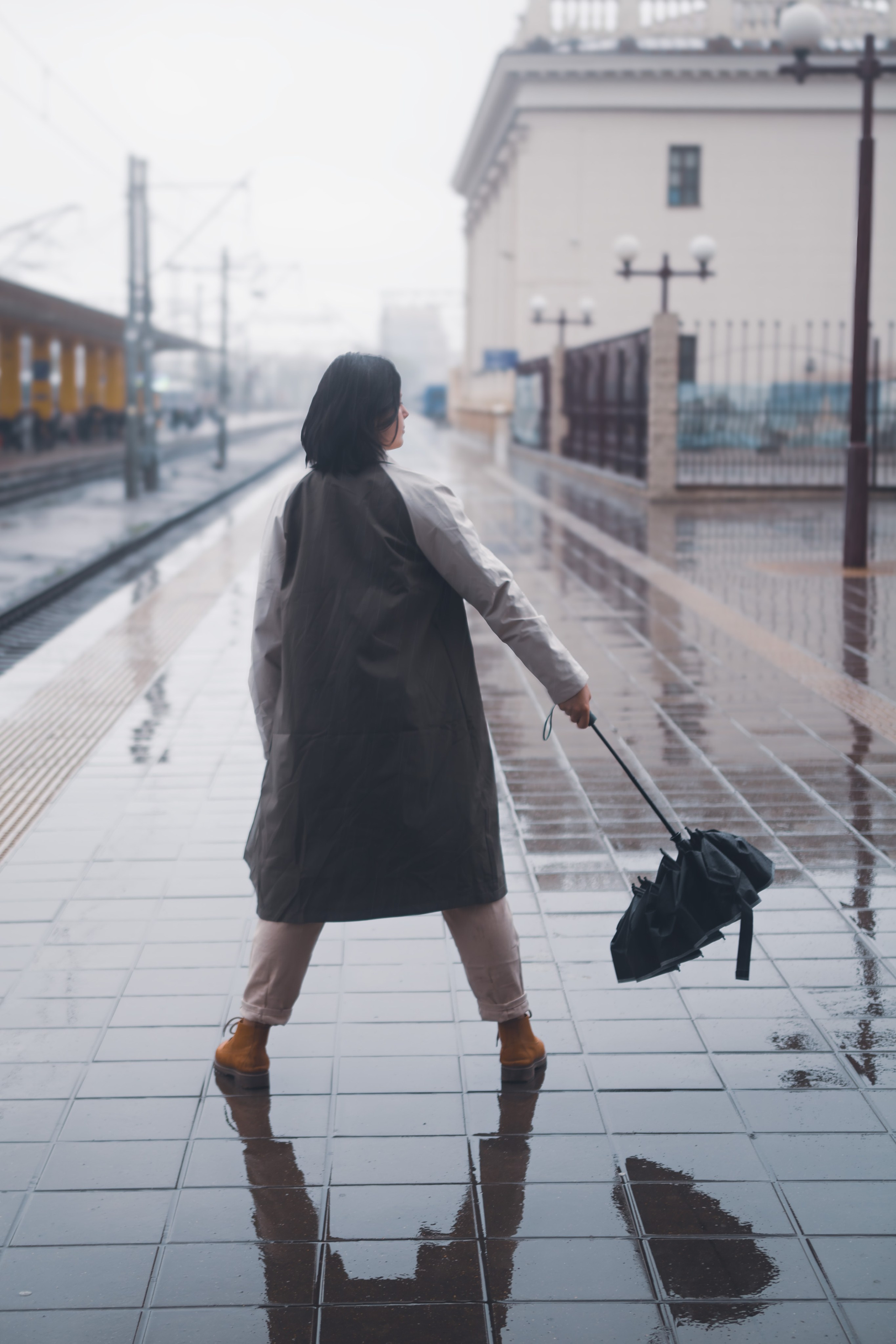 Фотосессия на железнодорожном вокзале Минск под дождём