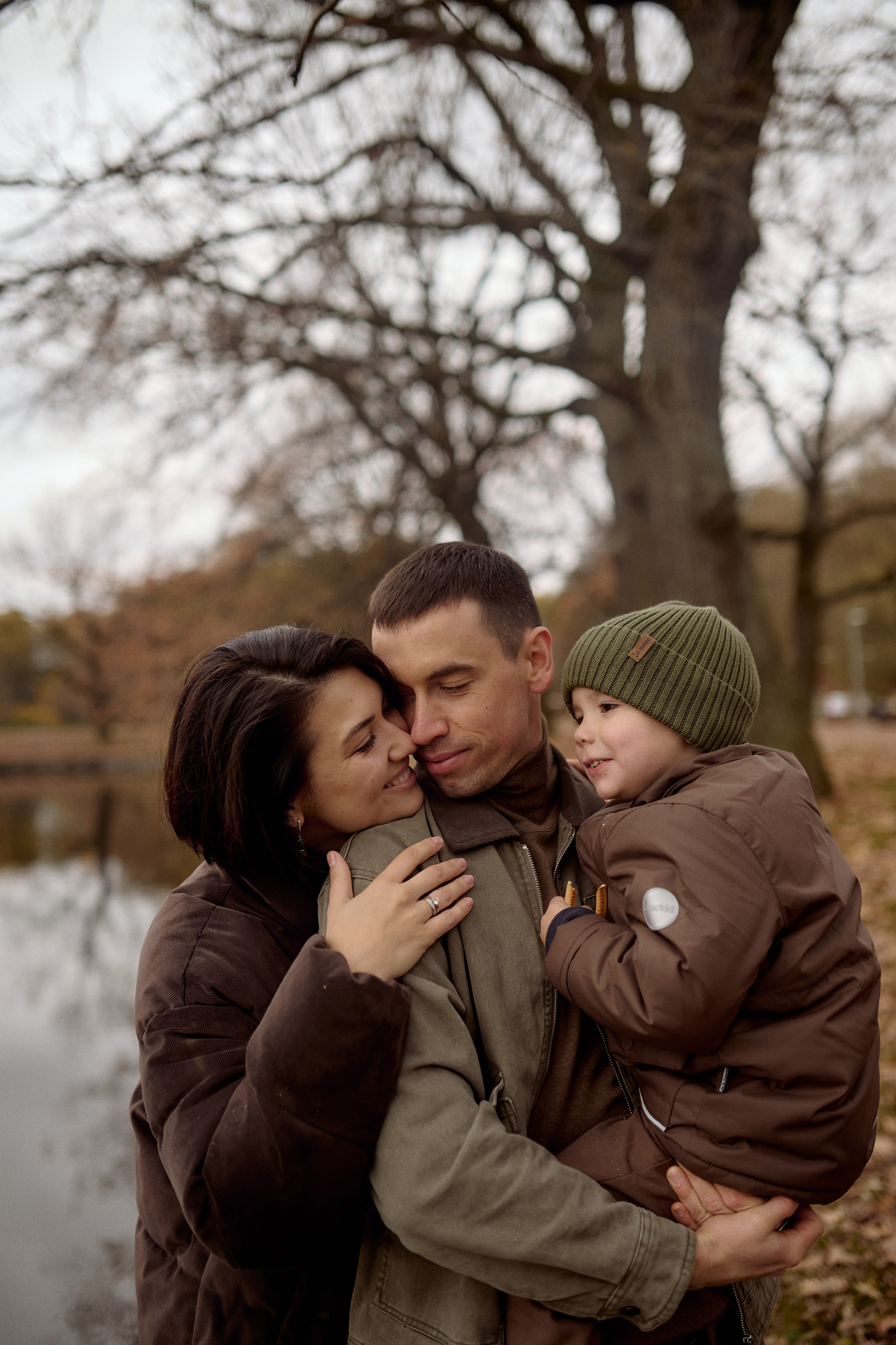 Вова, Юля и Максим в осеннем парке. Семейный и свадебный lifestyle-фотограф в Москве Мария Петрова