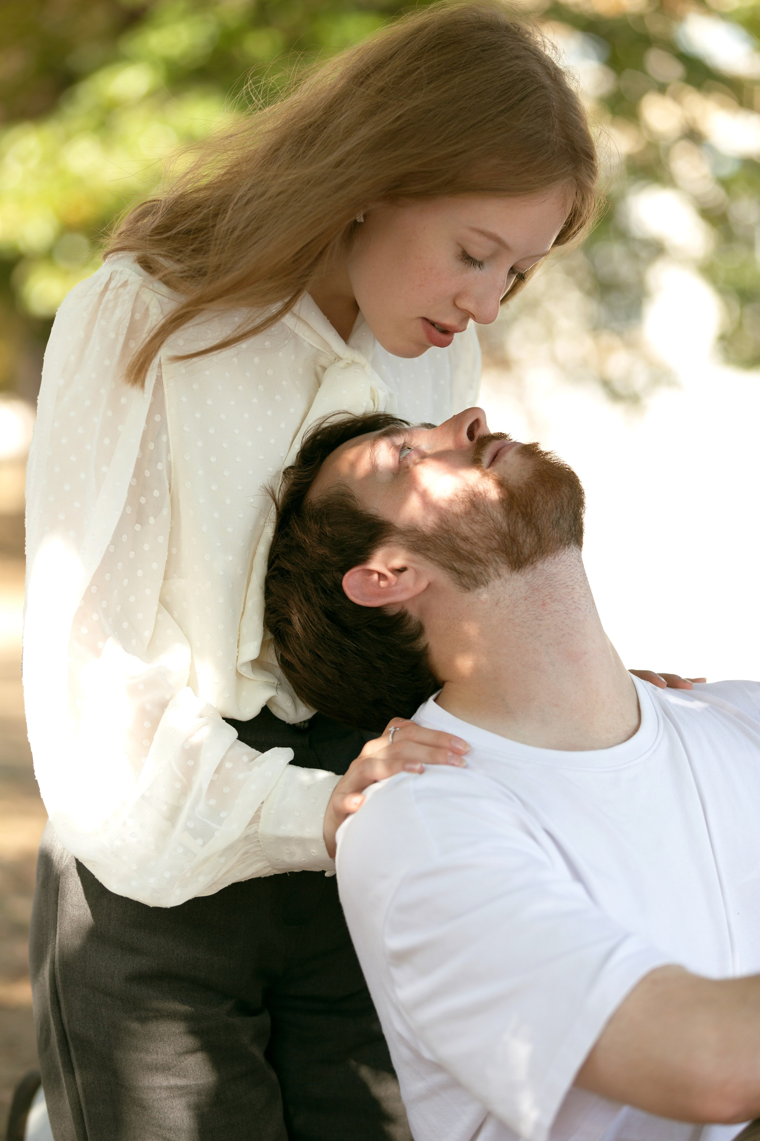 Съёмка в парке, где чувства на первом плане. Лав стори в городе