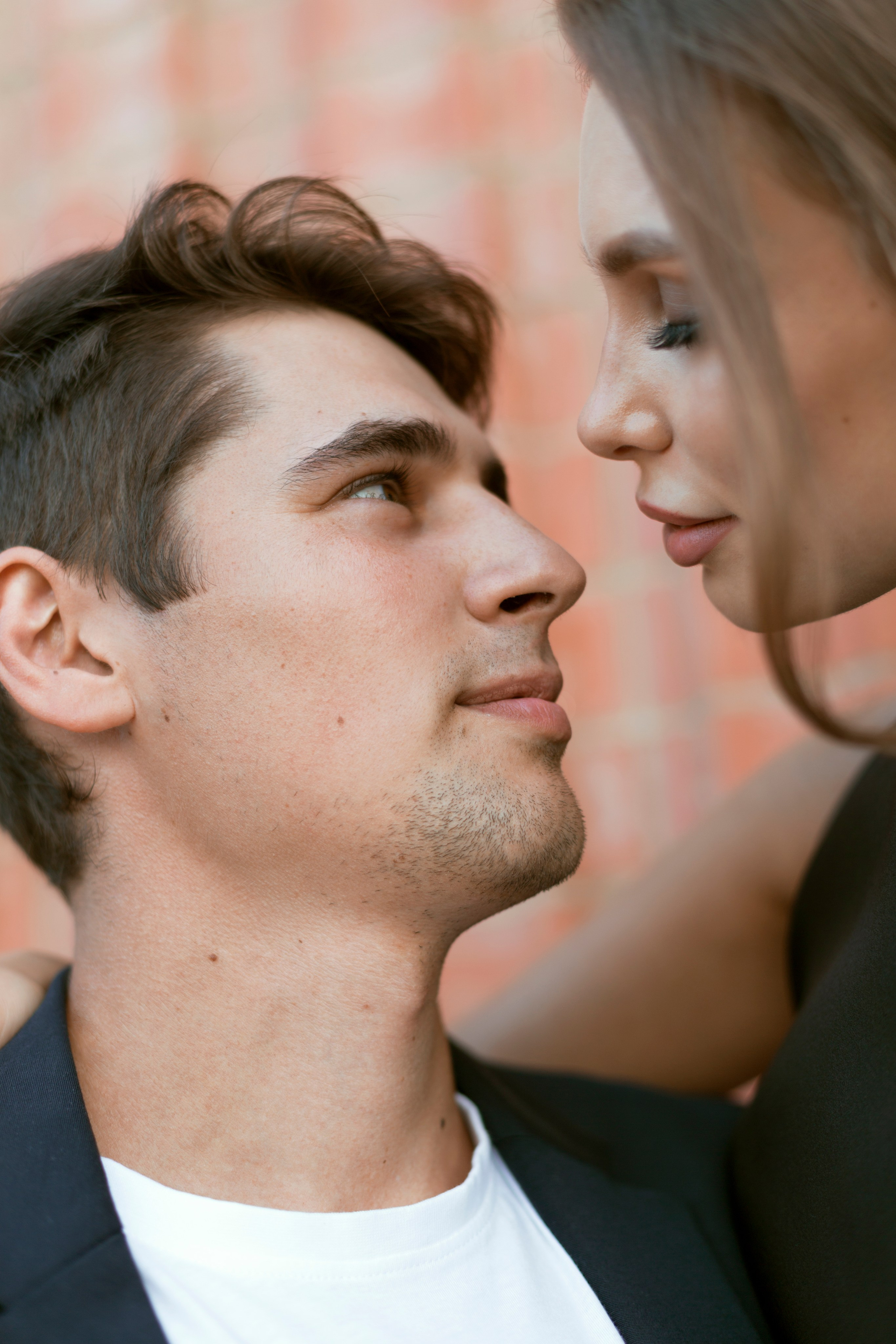 Влюблённые смотрят друг на друга, — эмоциональная love story съёмка, Москва.