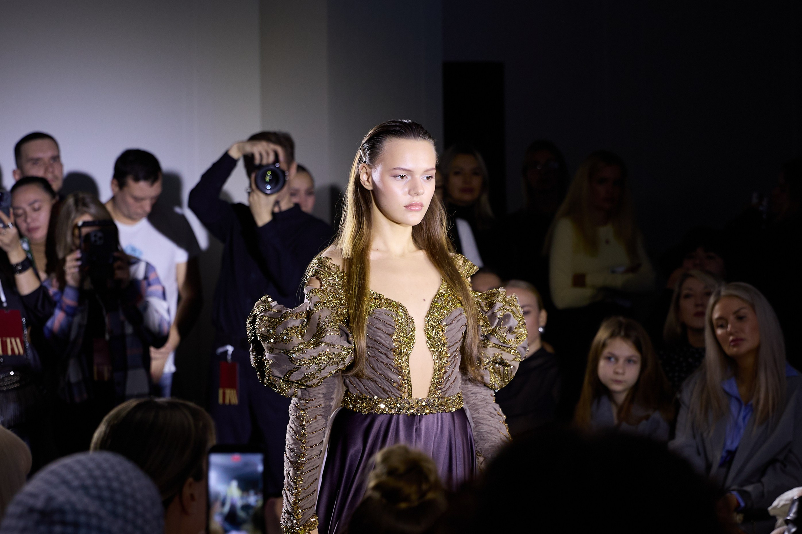 Модель в необычном наряде эффектно проходит по подиуму Ульяновской недели моды, подчеркивая театральность происходящего.