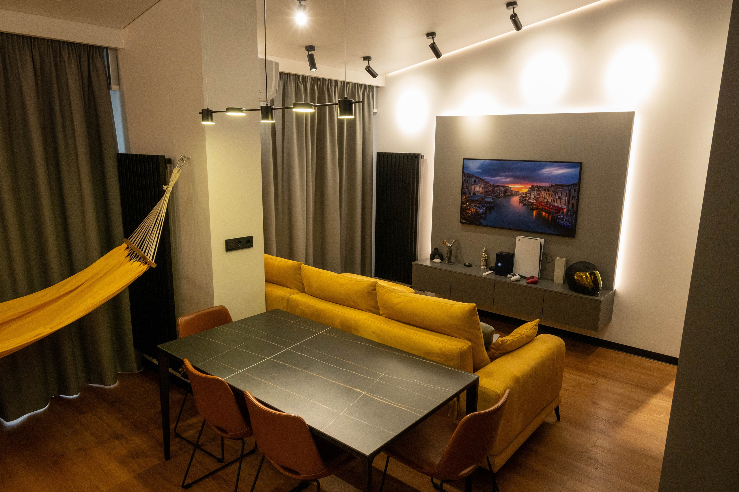 The apartment is on two levels. Fotograf Dmitrii Donets