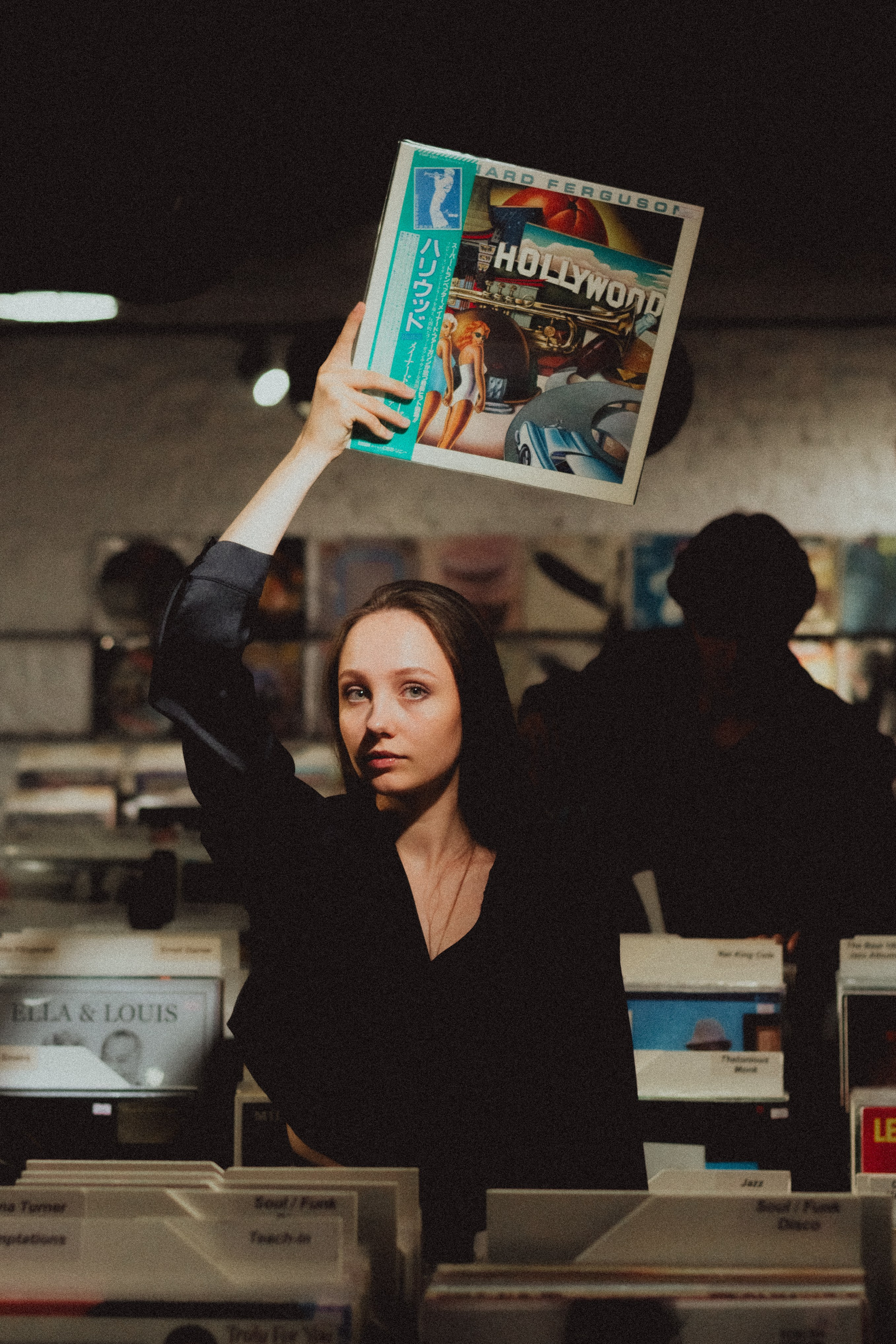 Парная ретро фотосессия в магазине с виниловыми пластинками