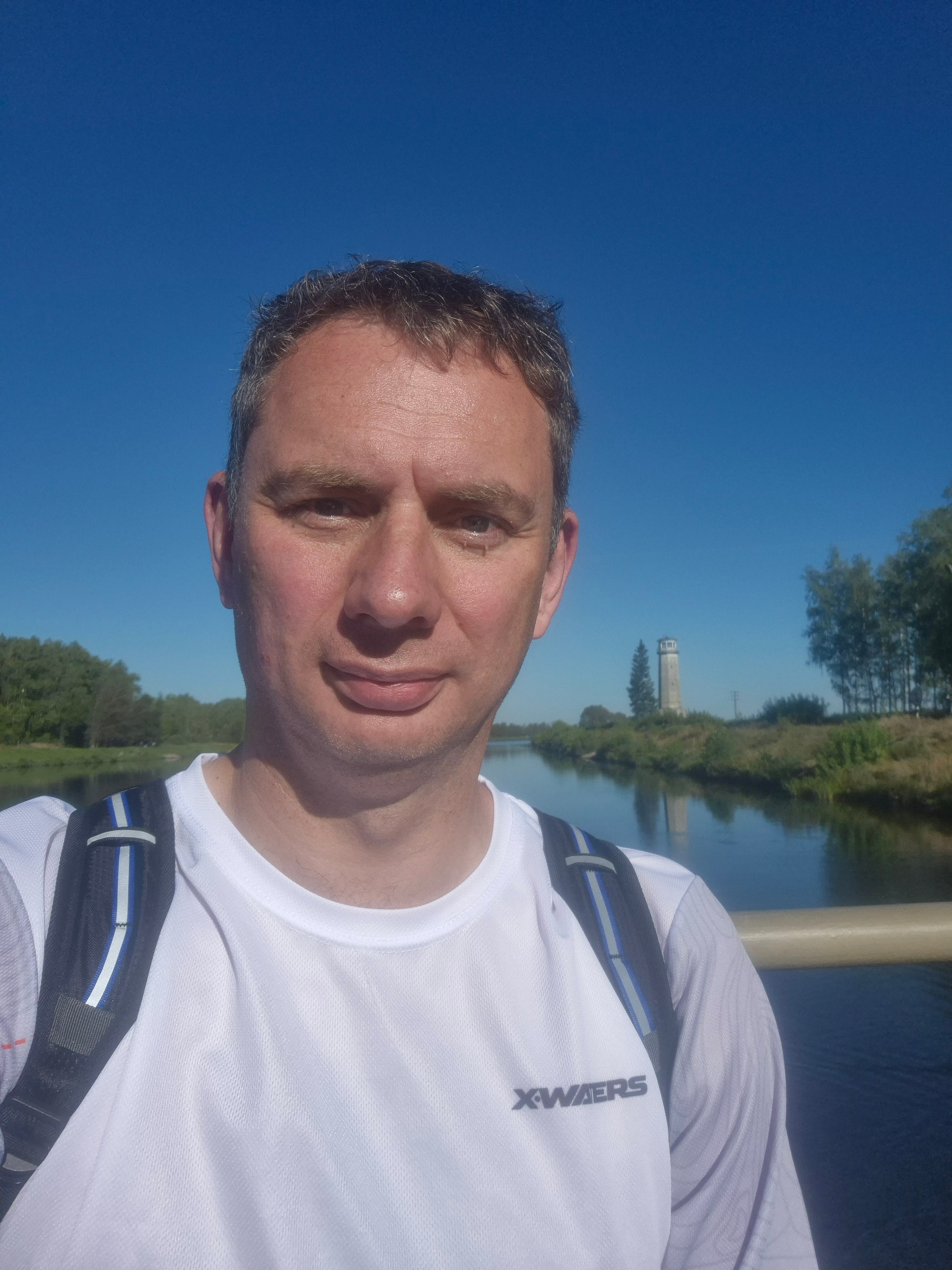 Время - около 9.30, но уже солидно припекает