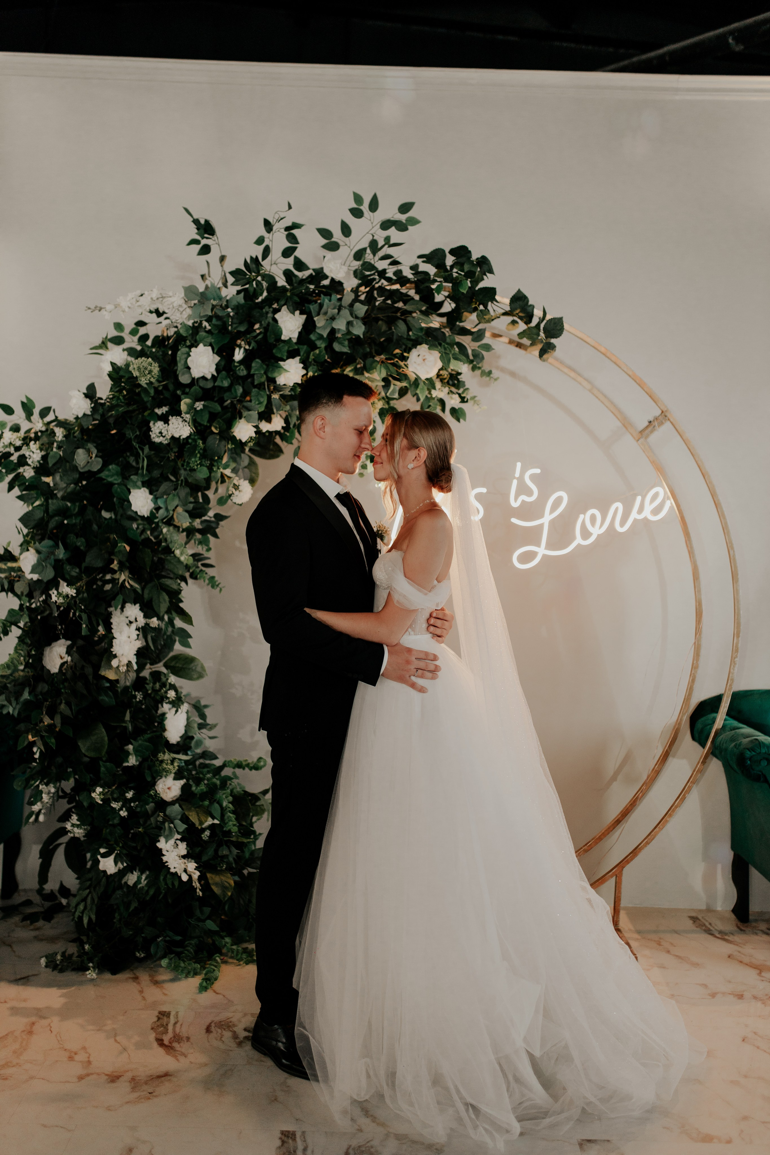 Жених и невеста делают фото вечером на банкете — атмосфера любви