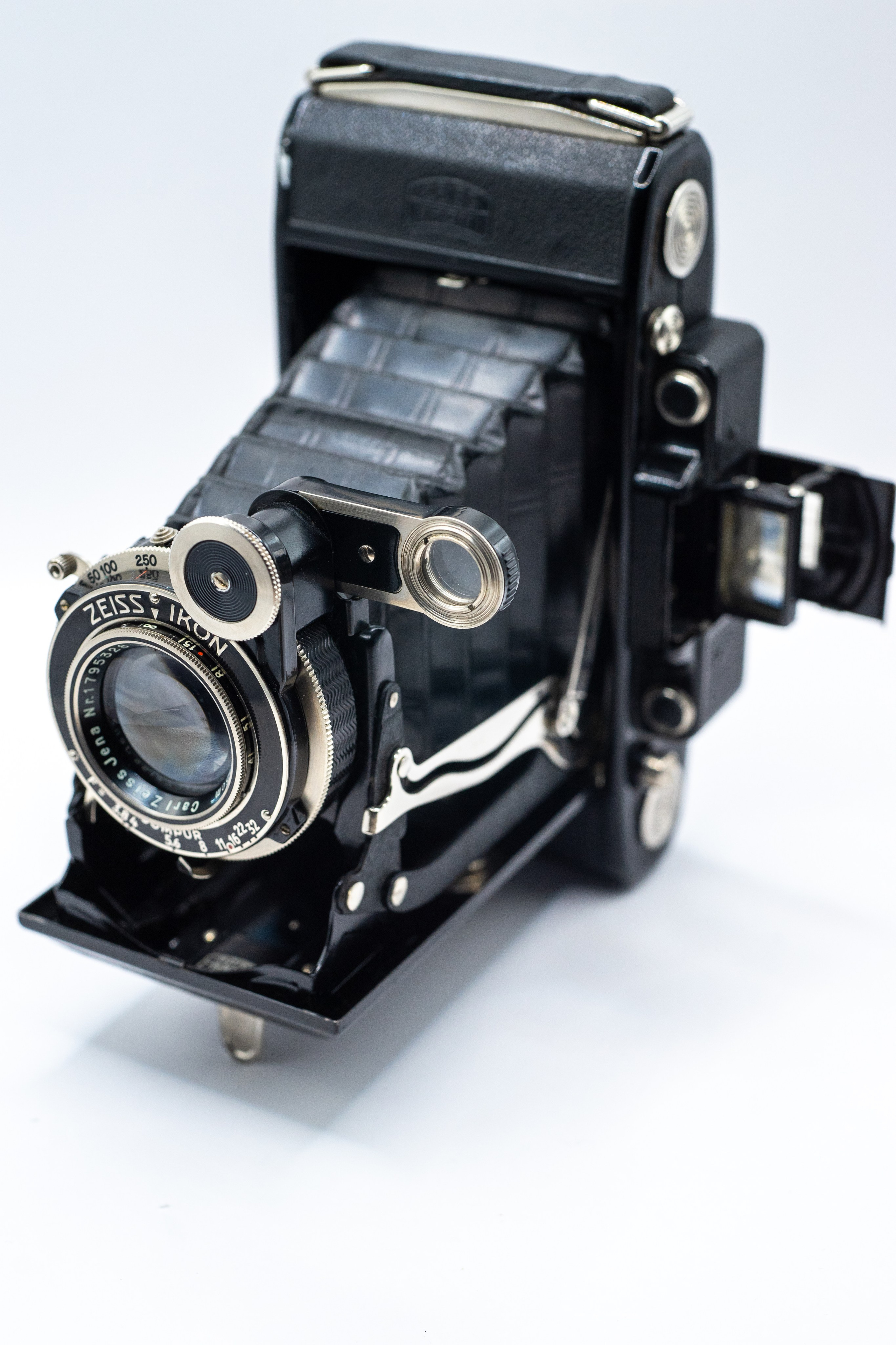 Zeiss Ikon Super Ikonta 530-2 — Carl Zeiss Tessar 105 mm f3.8 | Lucky SHD100