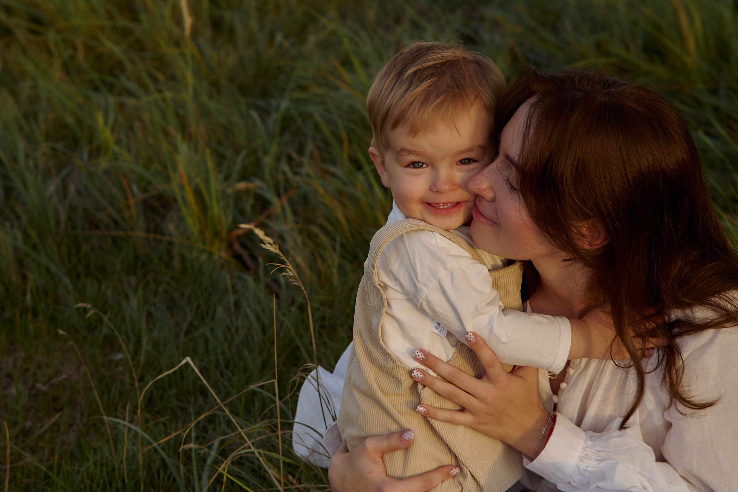 Шамиль, Аня и Марс в поле с барашками. Семейный и свадебный lifestyle-фотограф в Москве Мария Петрова