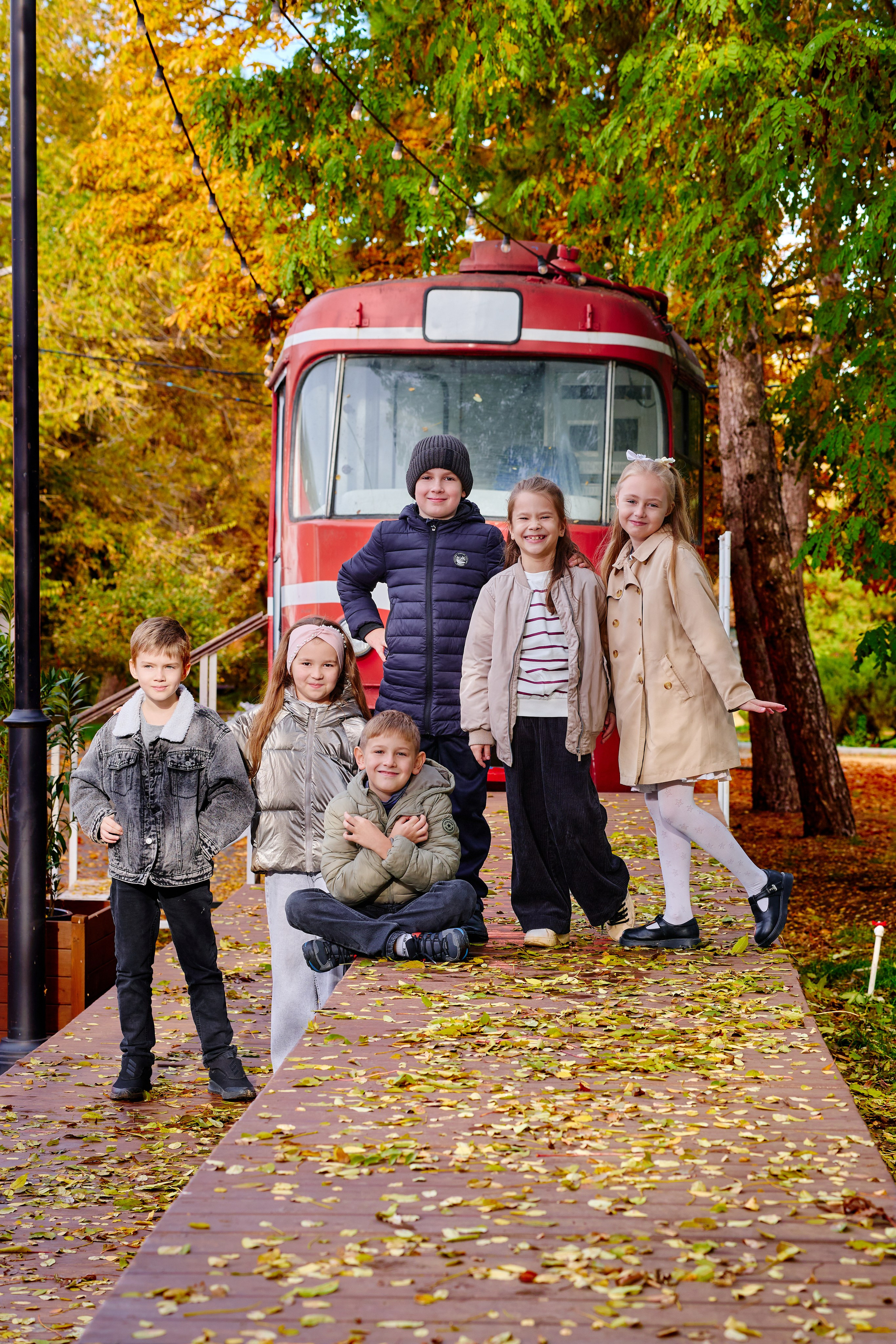 Прогулка в парке классом. Фотограф Выпускные альбомы Таганрог Сергей Коробченко