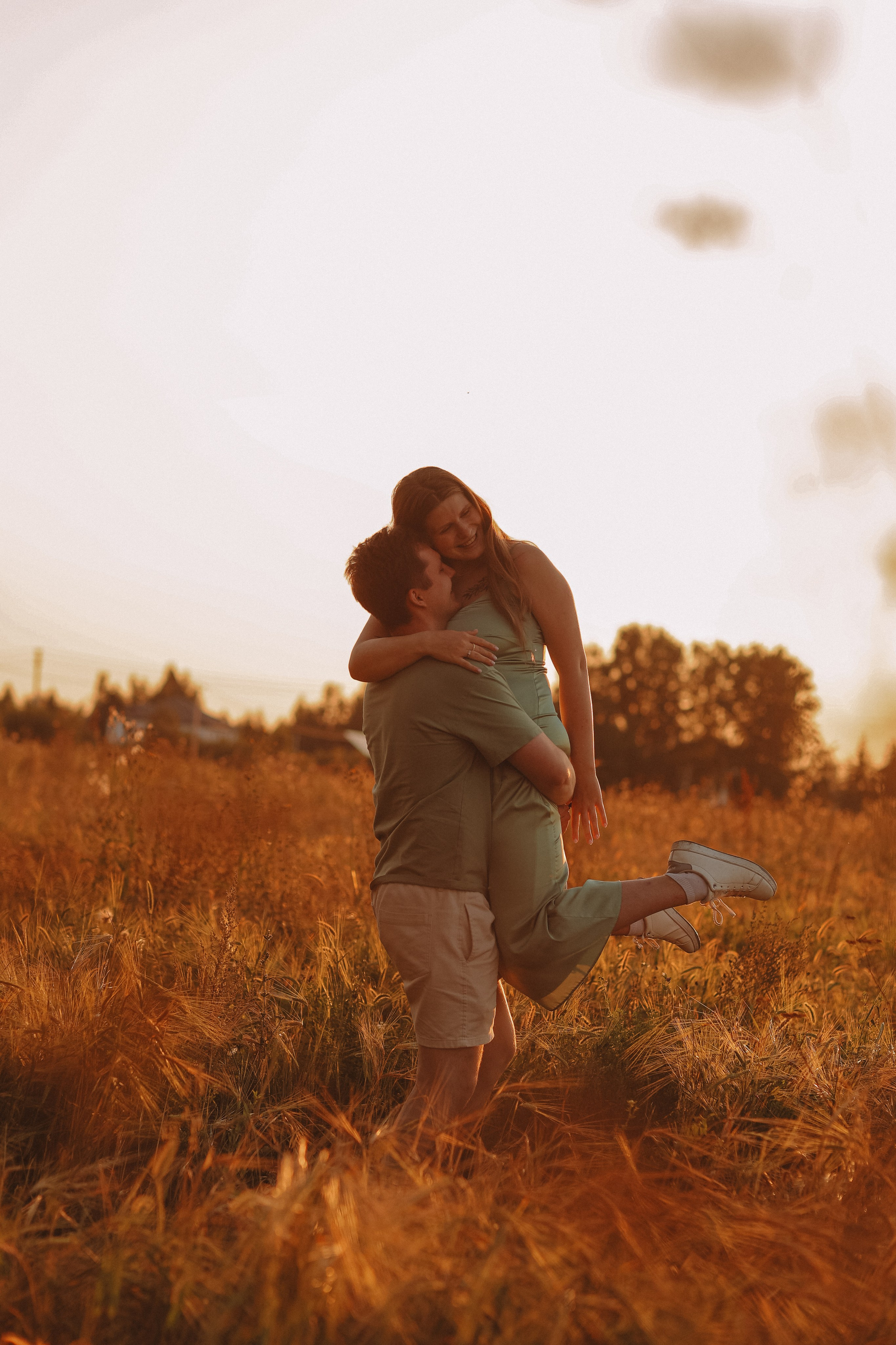 Закатное поле семейная. Семейный фотограф Тюмень, фотограф на роды Салмина Мария