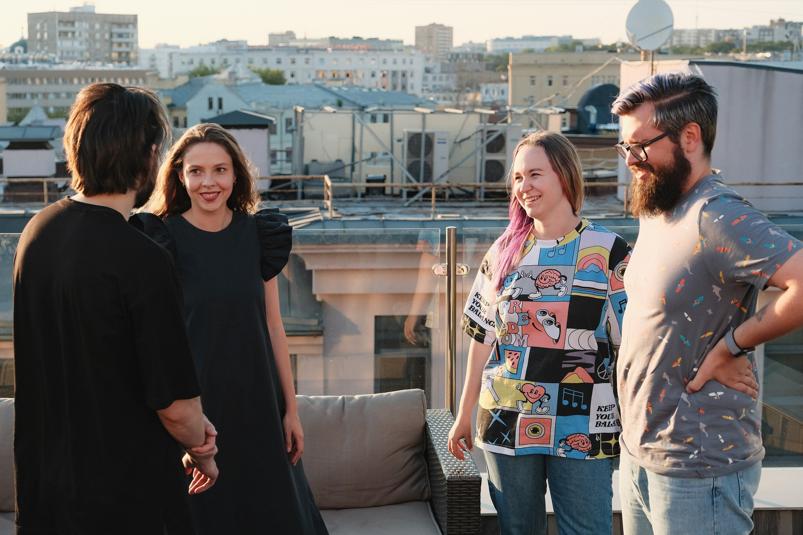 Сотрудники на корпоративе. Фотосъёмка в кафе на крыше в Москве.