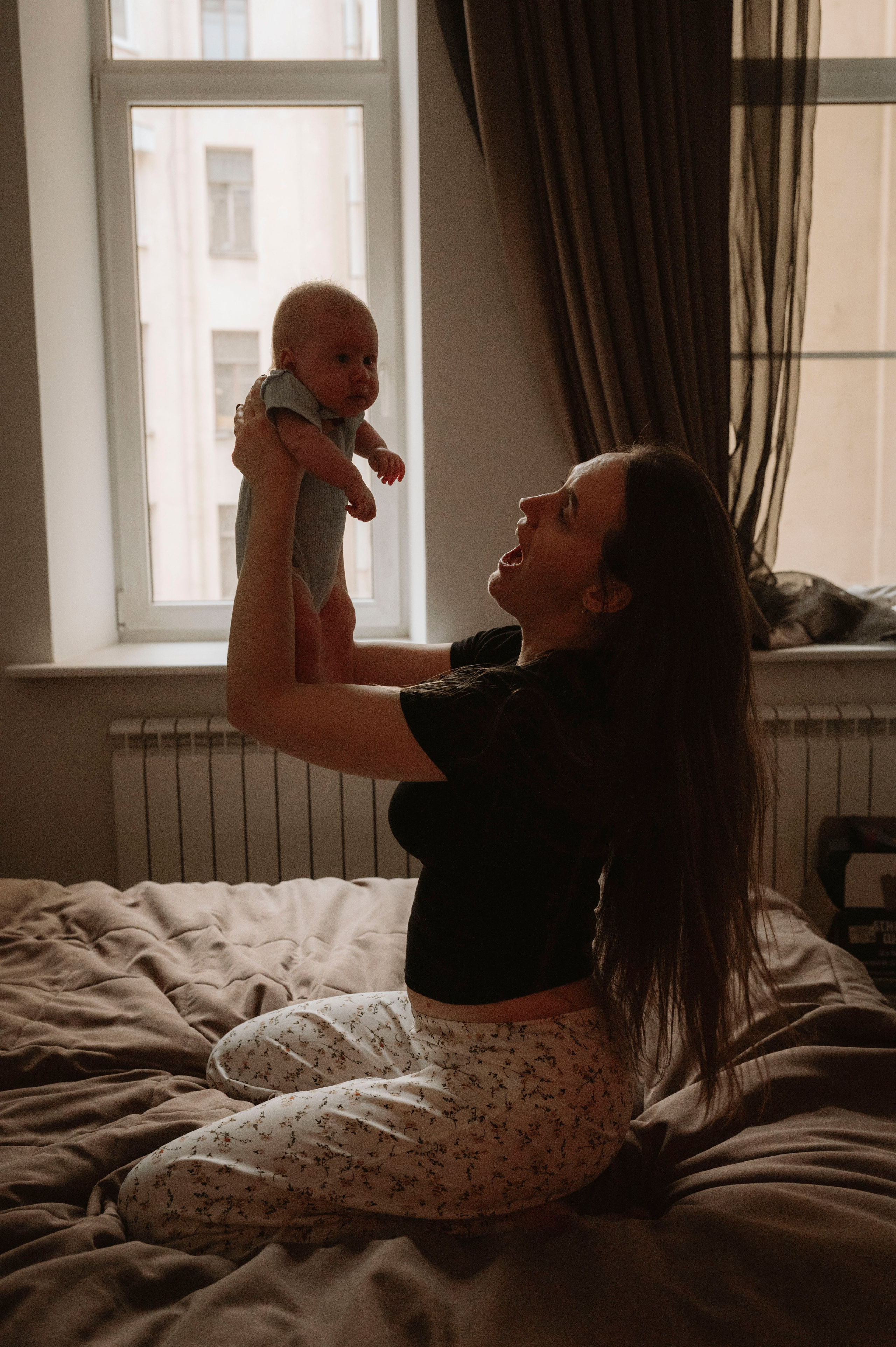 Семейная домашняя фотосессия. Профессиональный фотограф беременности в СПБ. Стильные фотосессии беременности в стиле минимализм и классическая фотография