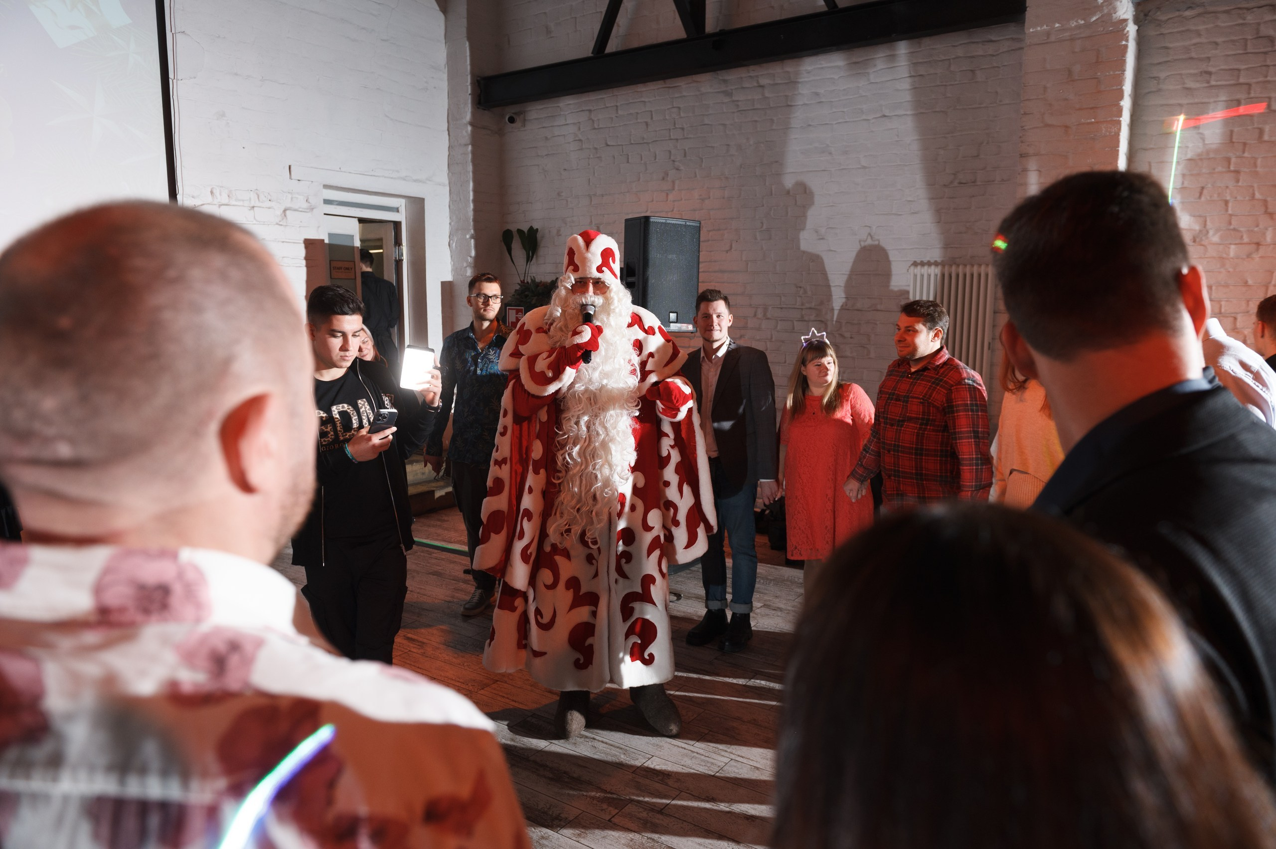 Новогодний корпоратив в стиле Неоновая вечеринка. Праздничное агентство ПИОН