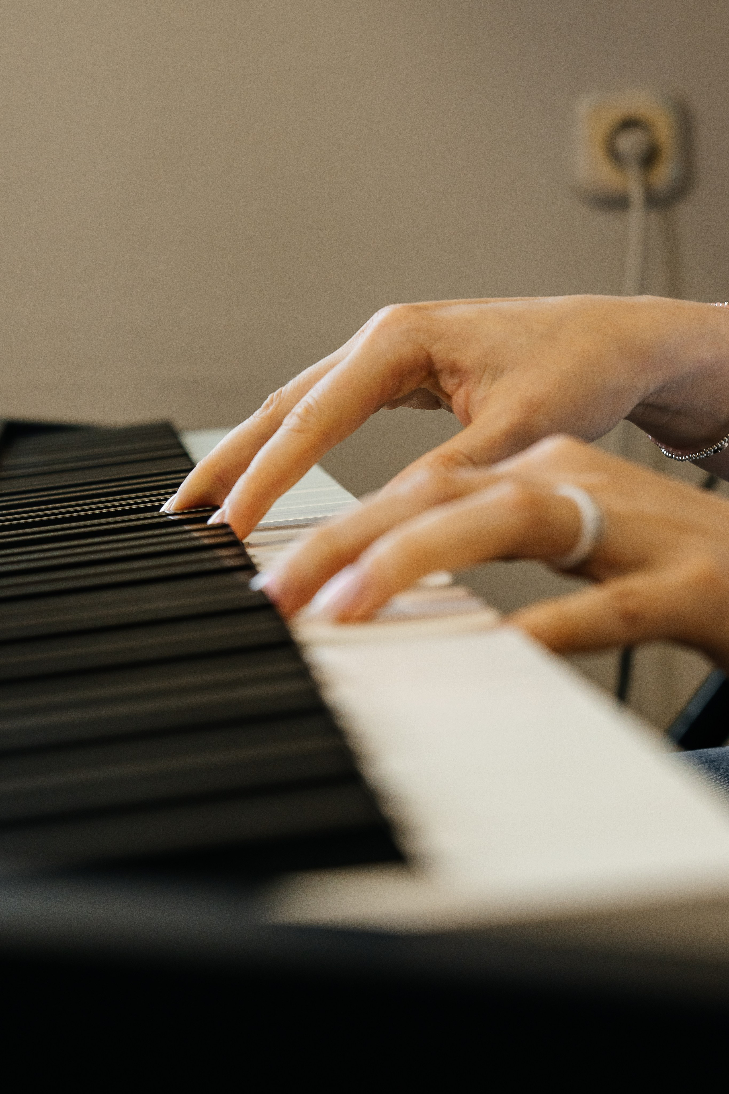 Конент фотографии для вокальной студии. Предметный фотограф в Горячем Ключе Вера Швец