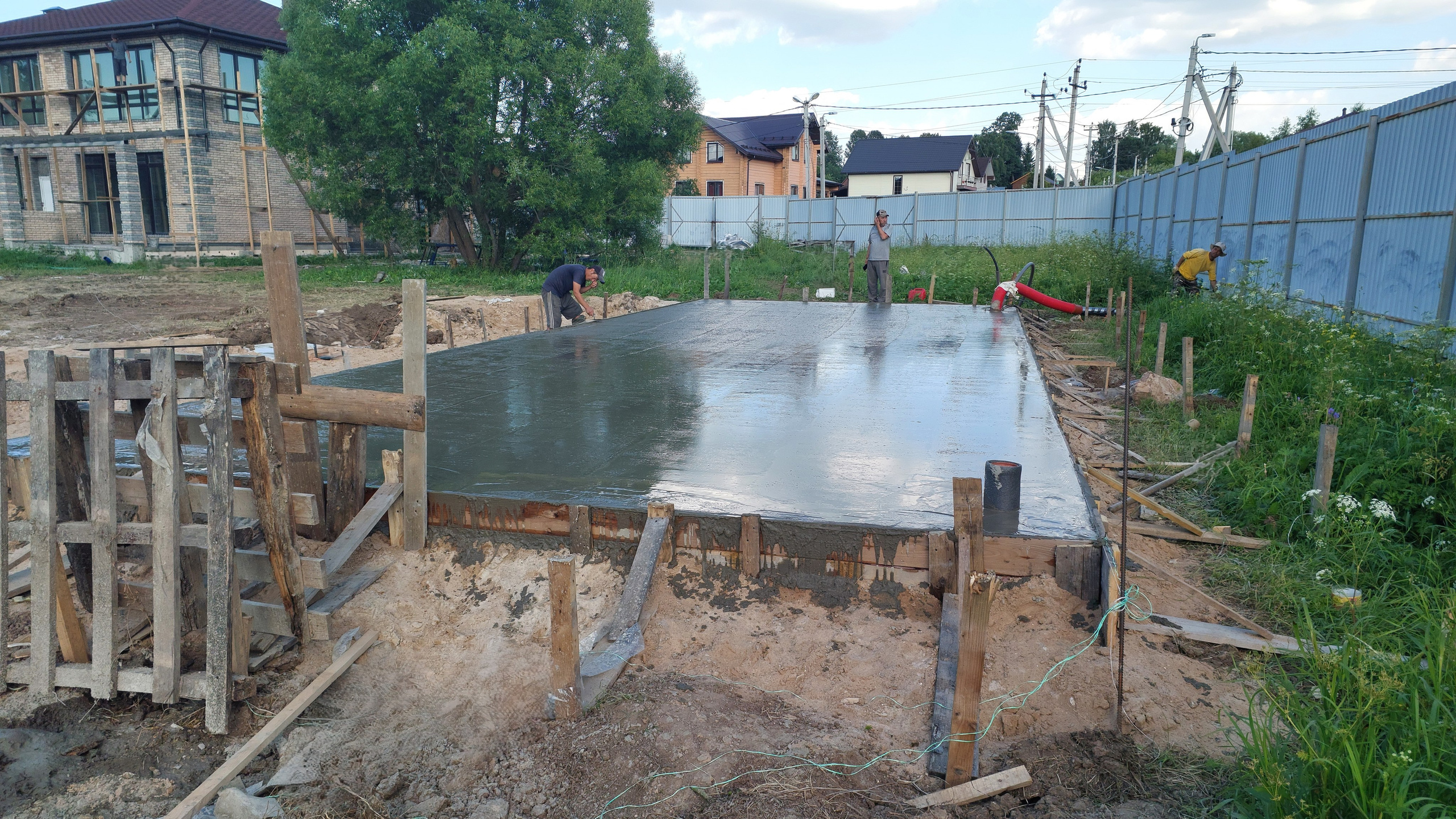 Заливка монолитной бетонной плиты фундамента. 