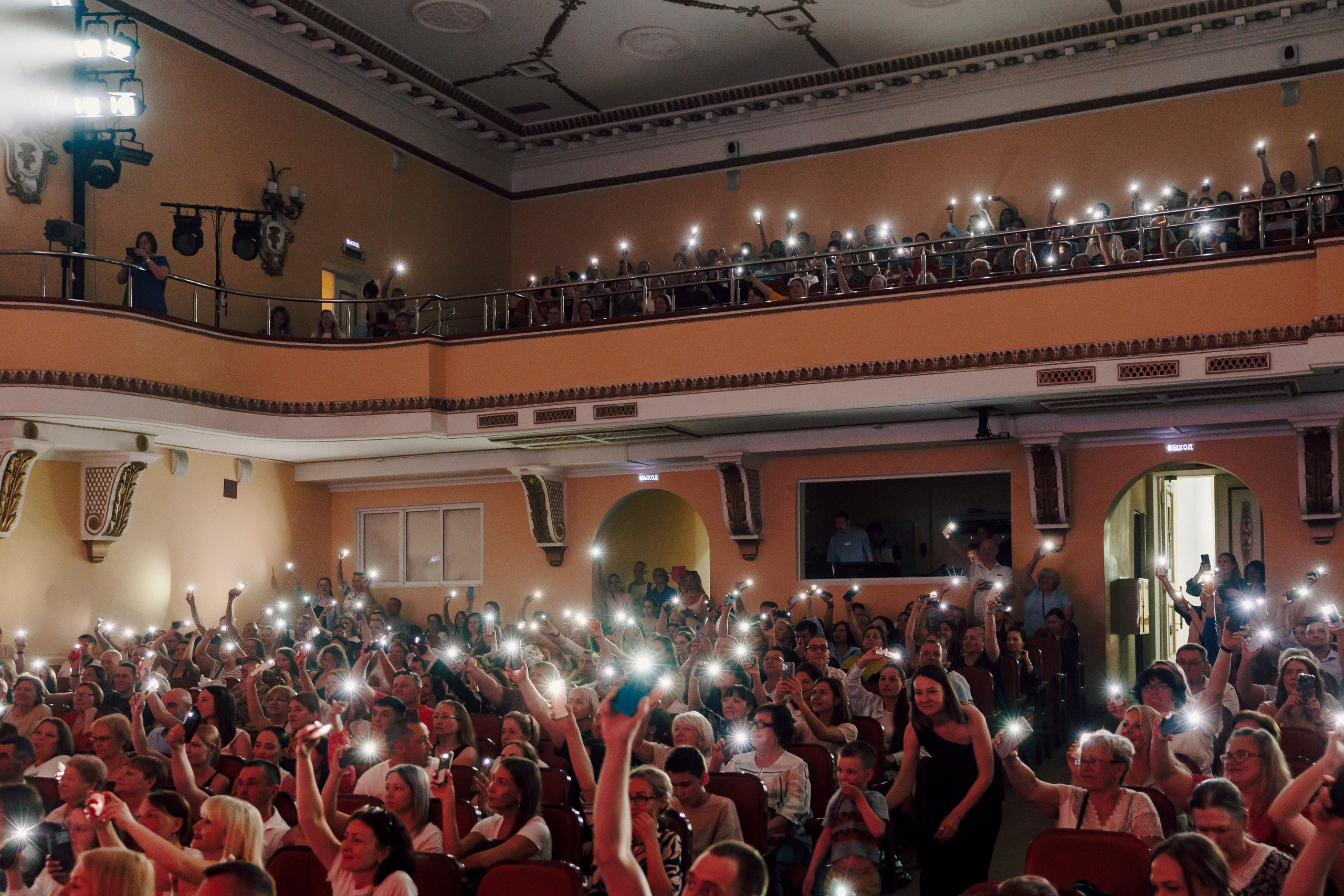 Отчётный концерт танцевальной школы «Red Rabbits» 2025. Лёшка Варзегов — фотограф