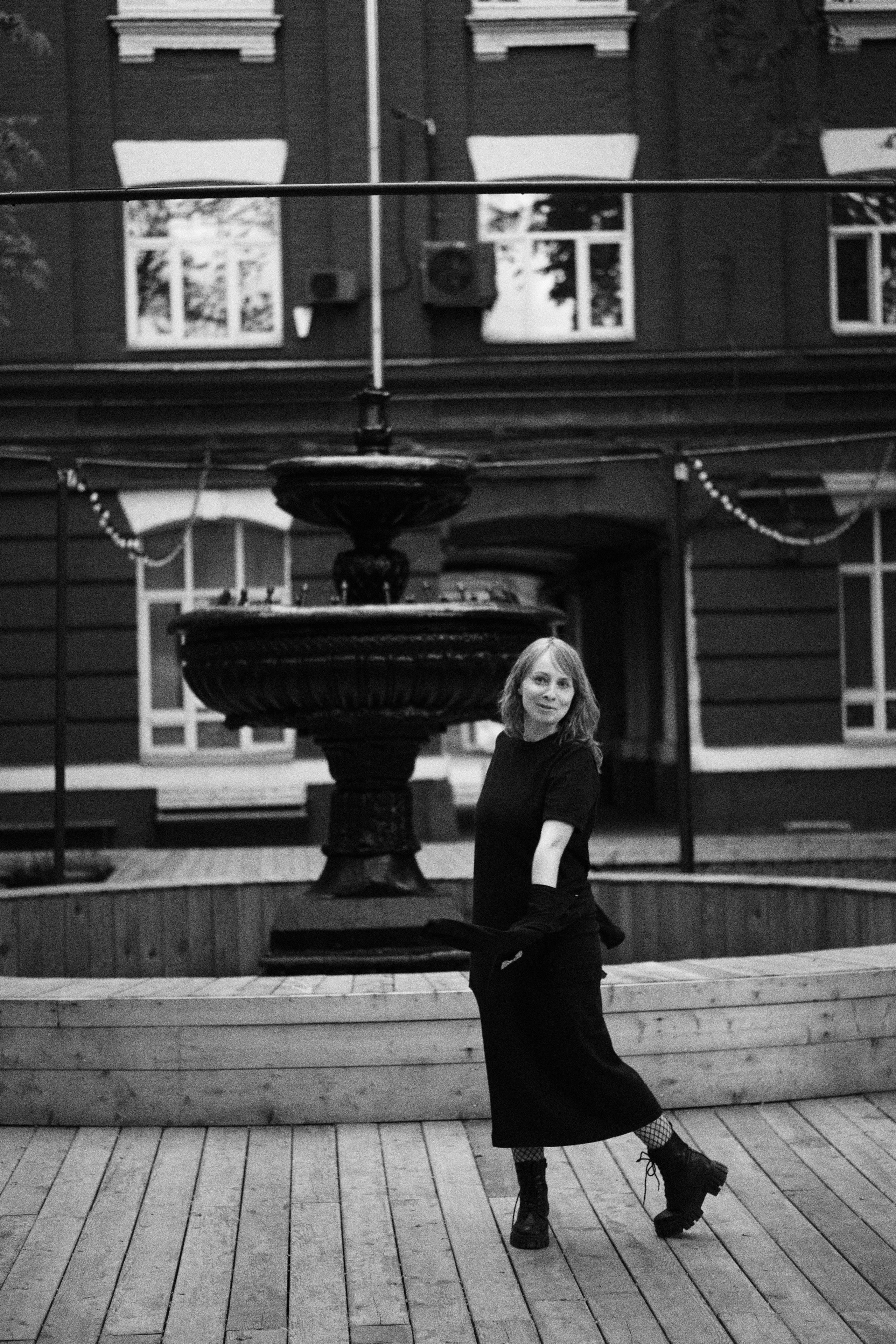 Женщина у фонтана