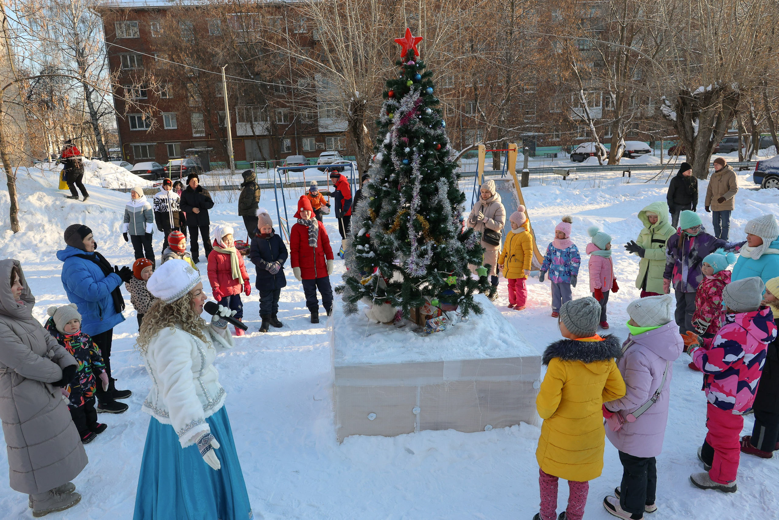 Новогодний праздник на улице