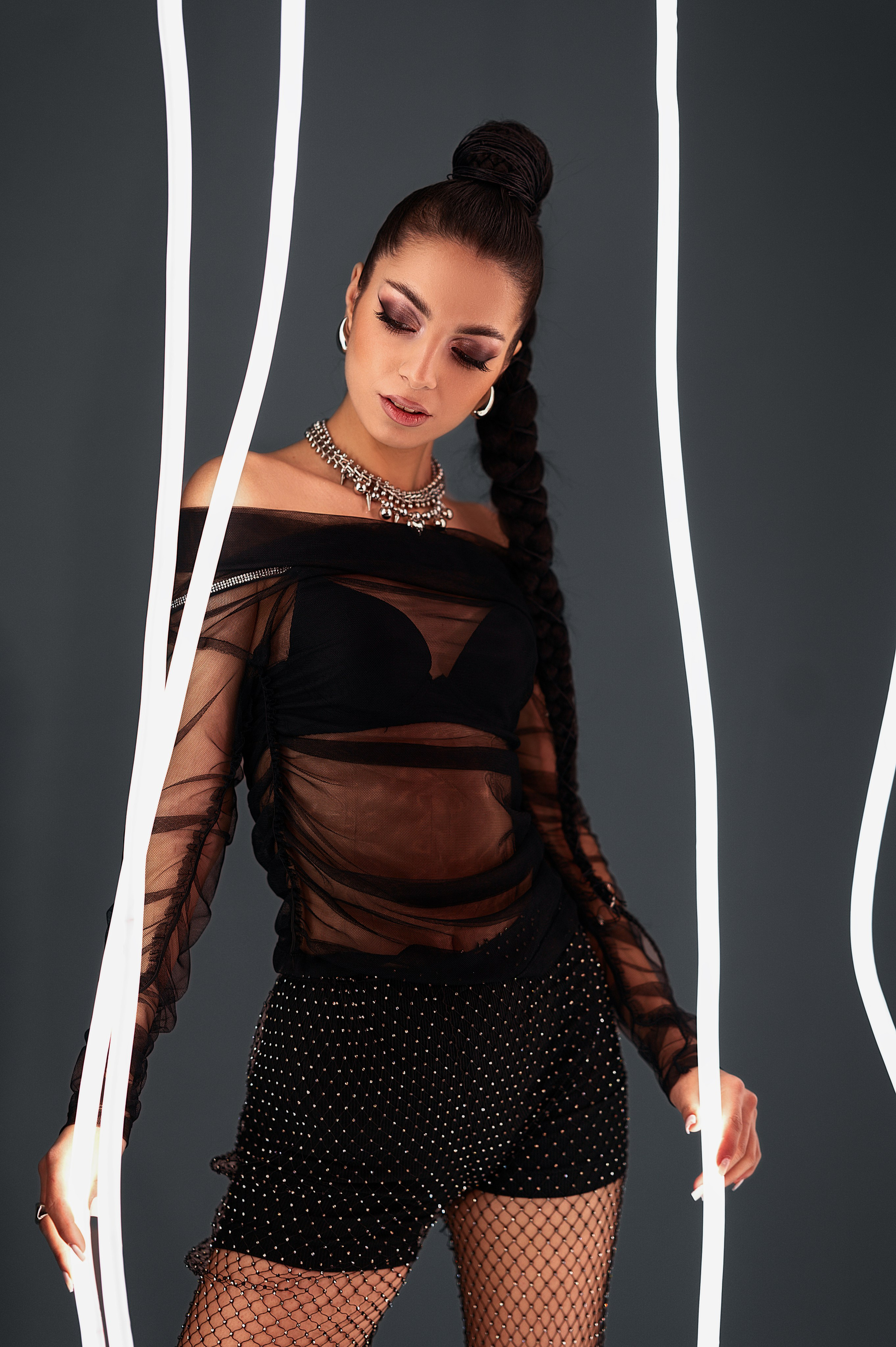 Студийная фотосессия в Волгодонске: работа Елизаветы Жуйковой. Чёрная одежда, серый фон, неоновая подсветка — минималистичная эстетика с контрастом.