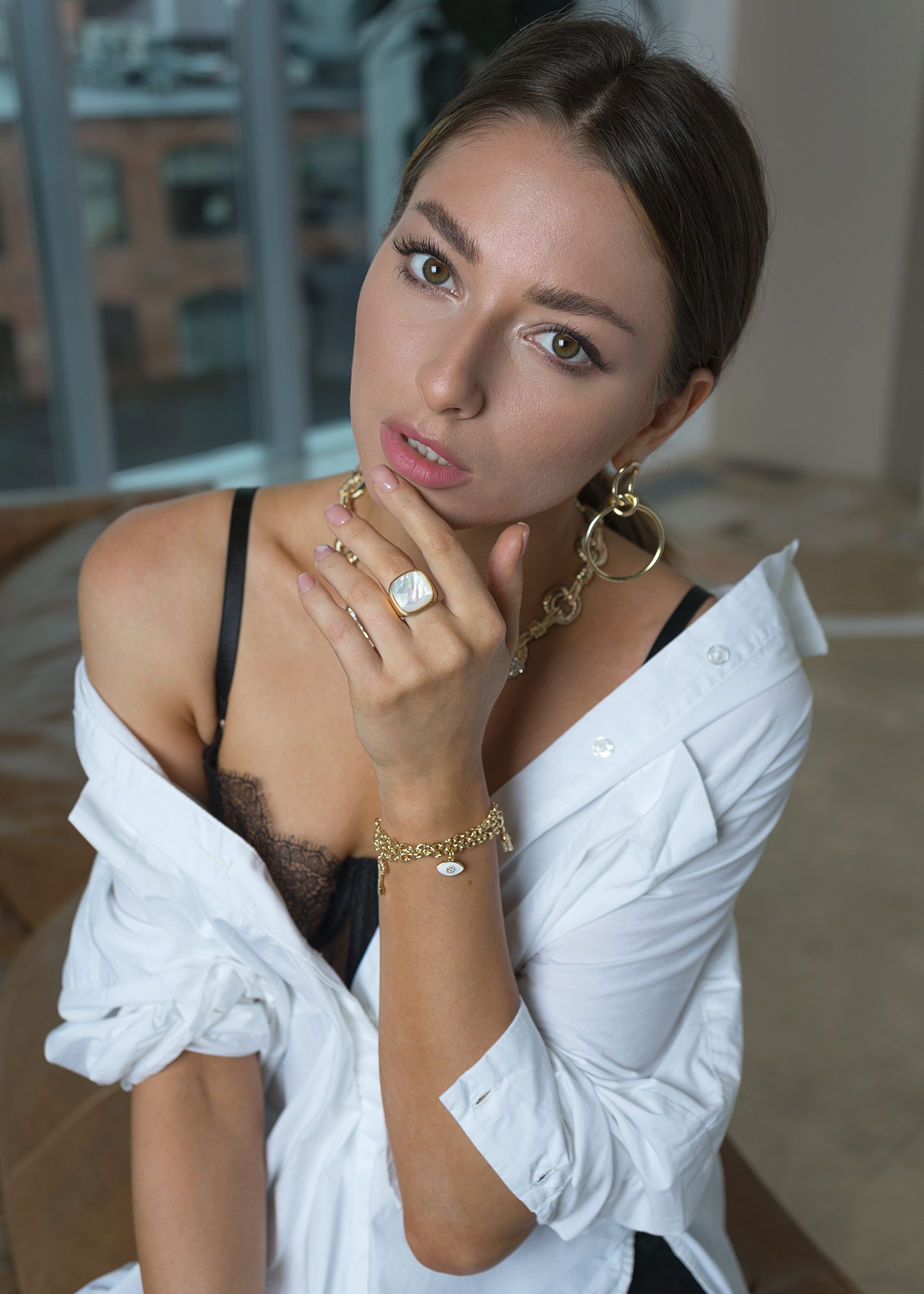 Красивая молодая девушка с тёмными волосами в белой рубашке