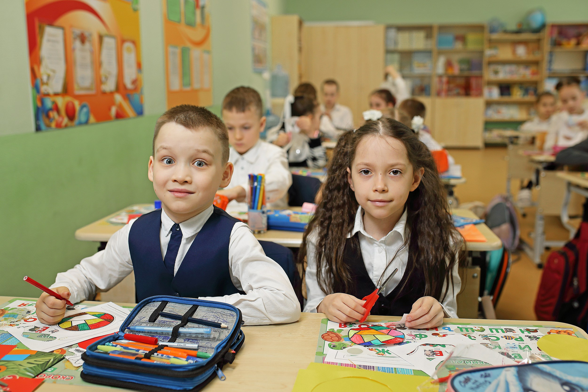 первоклассники за партой