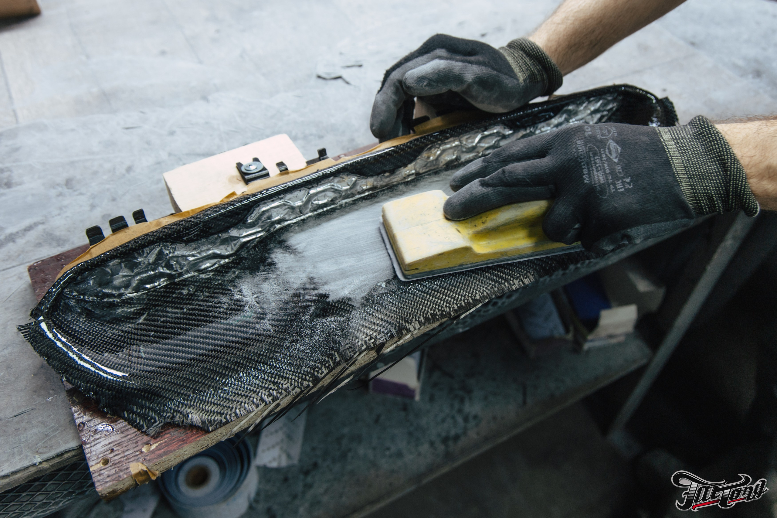 Ram TRX ламинация карбоном внешних элементов кузова, салона и установка распорки. DeLorein