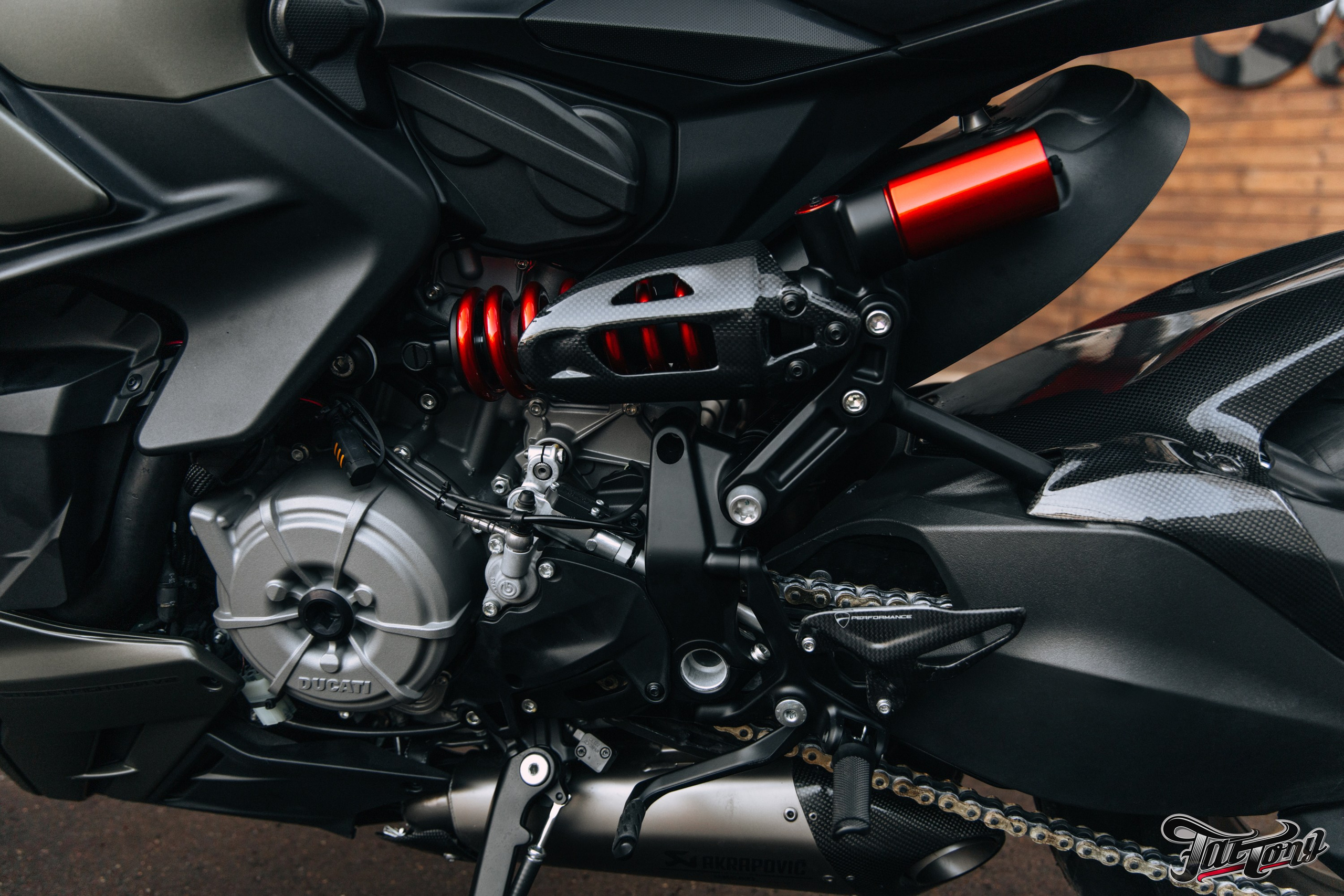 Ducati Streetfighter V2 окрас деталей в красный кэнди и черный мат. DeLorein