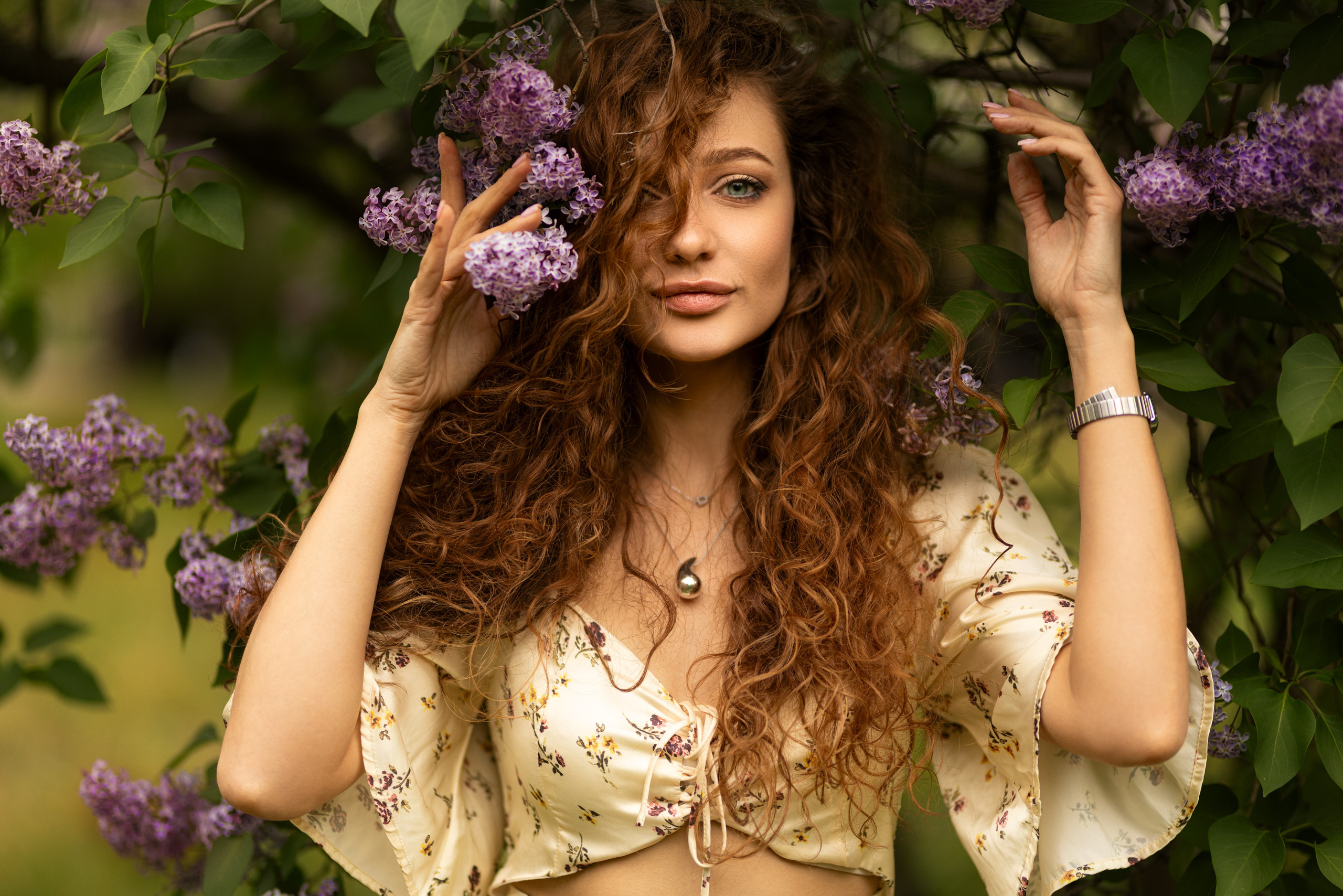 Фотосет с Дианой в цветущей сирени в Воронеже в формате для «себя». Дмитрий Шульгин, портретный фотограф в Воронеже