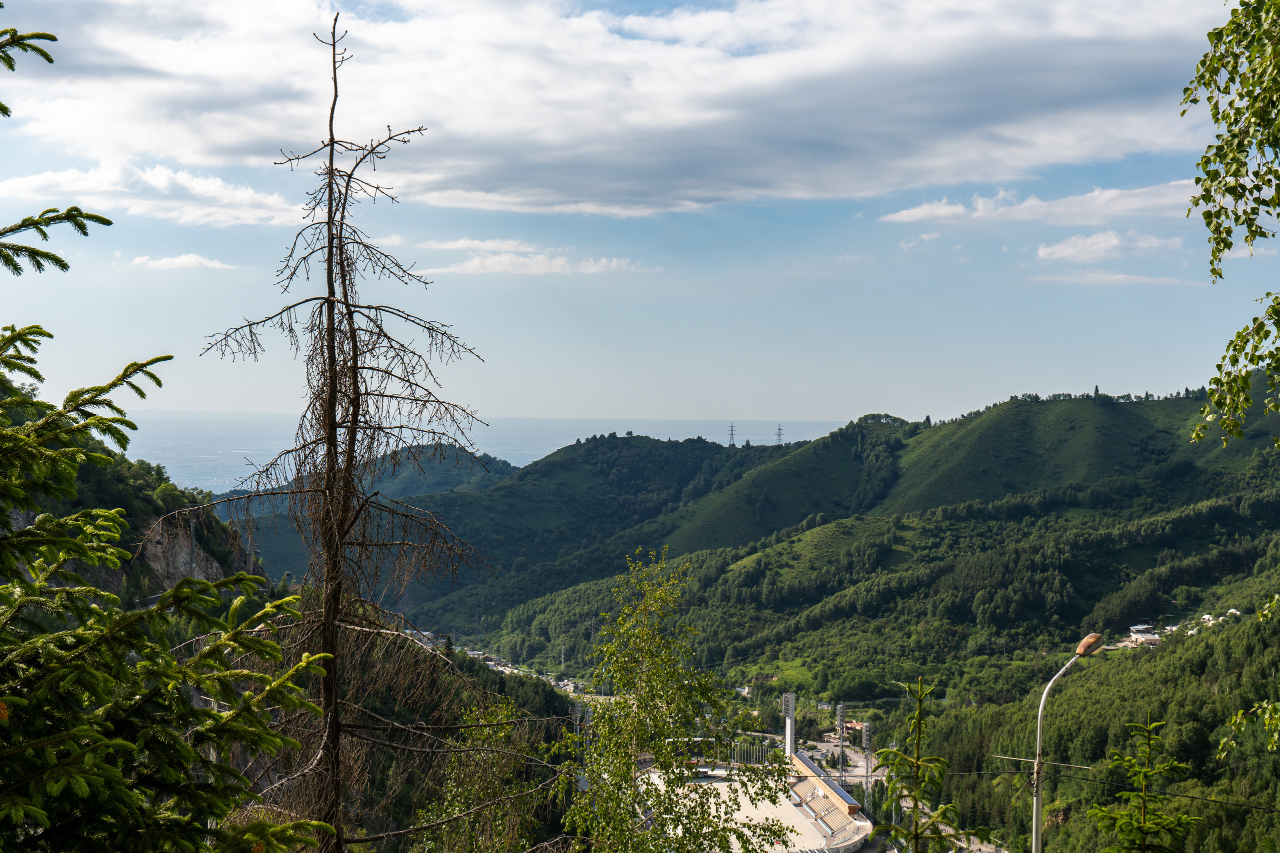 Вид с селезащитной плотины Медеу