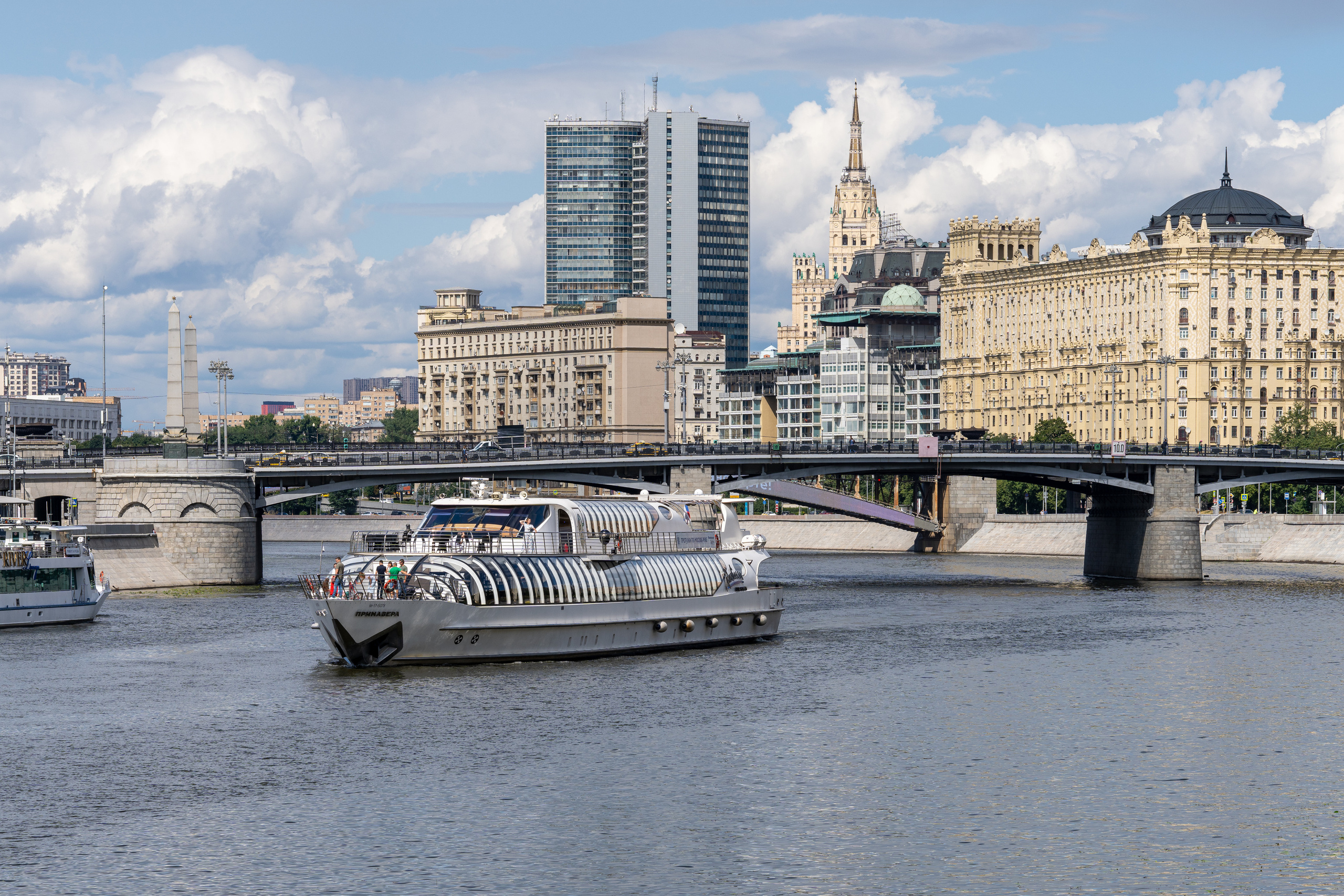 Яхта Примавера на Москве-реке