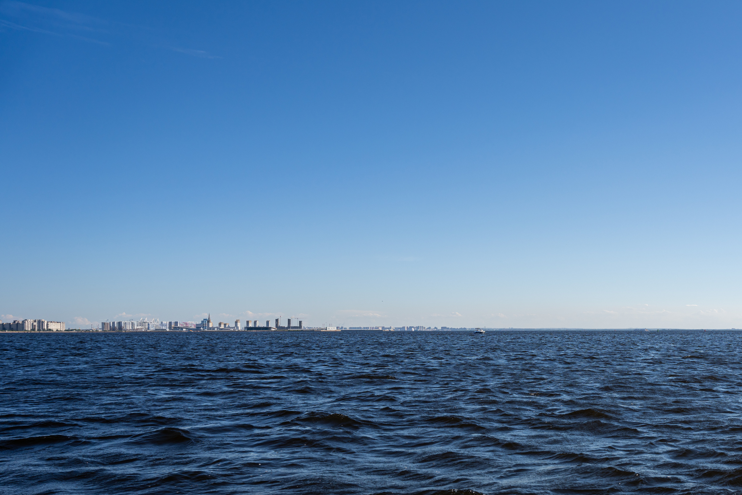 Вид на Санкт-Петербург с воды из Невской губы