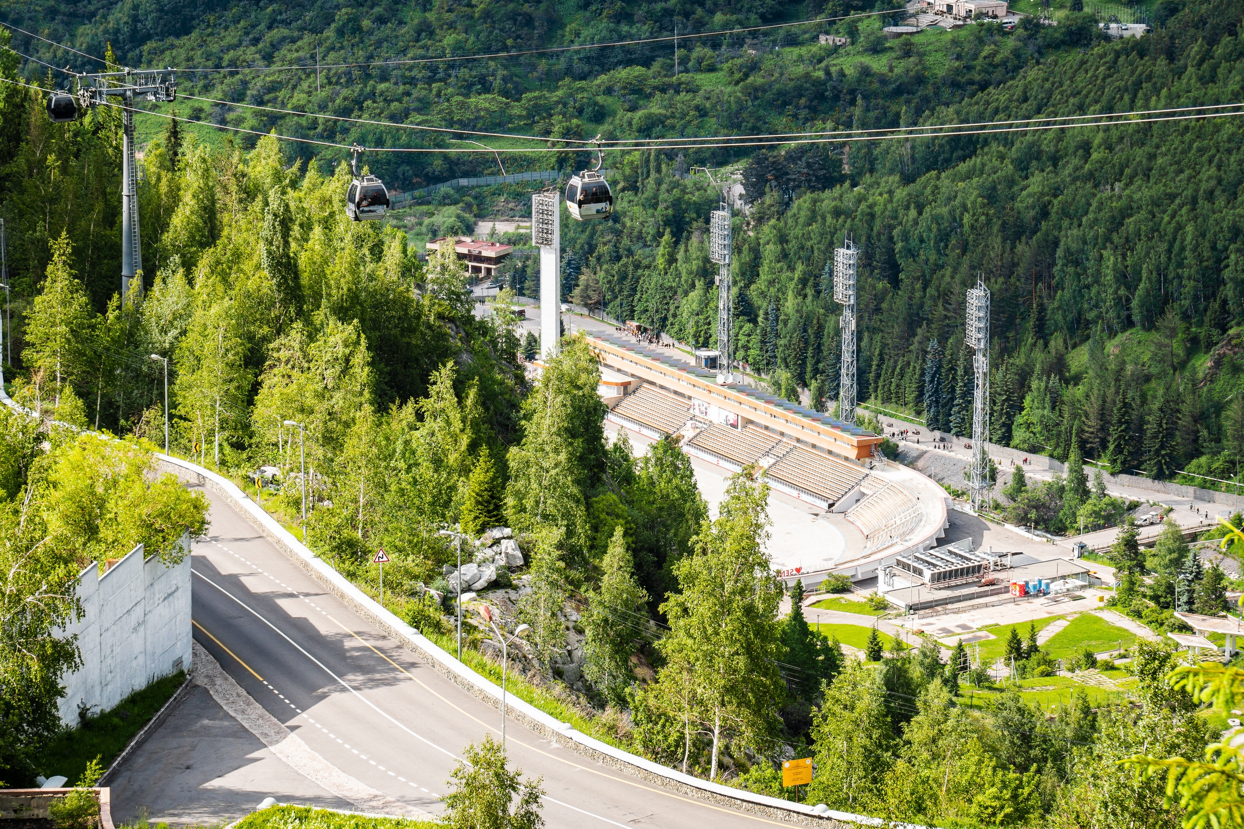 Вид на стадион Медеу с селезащитной плотины