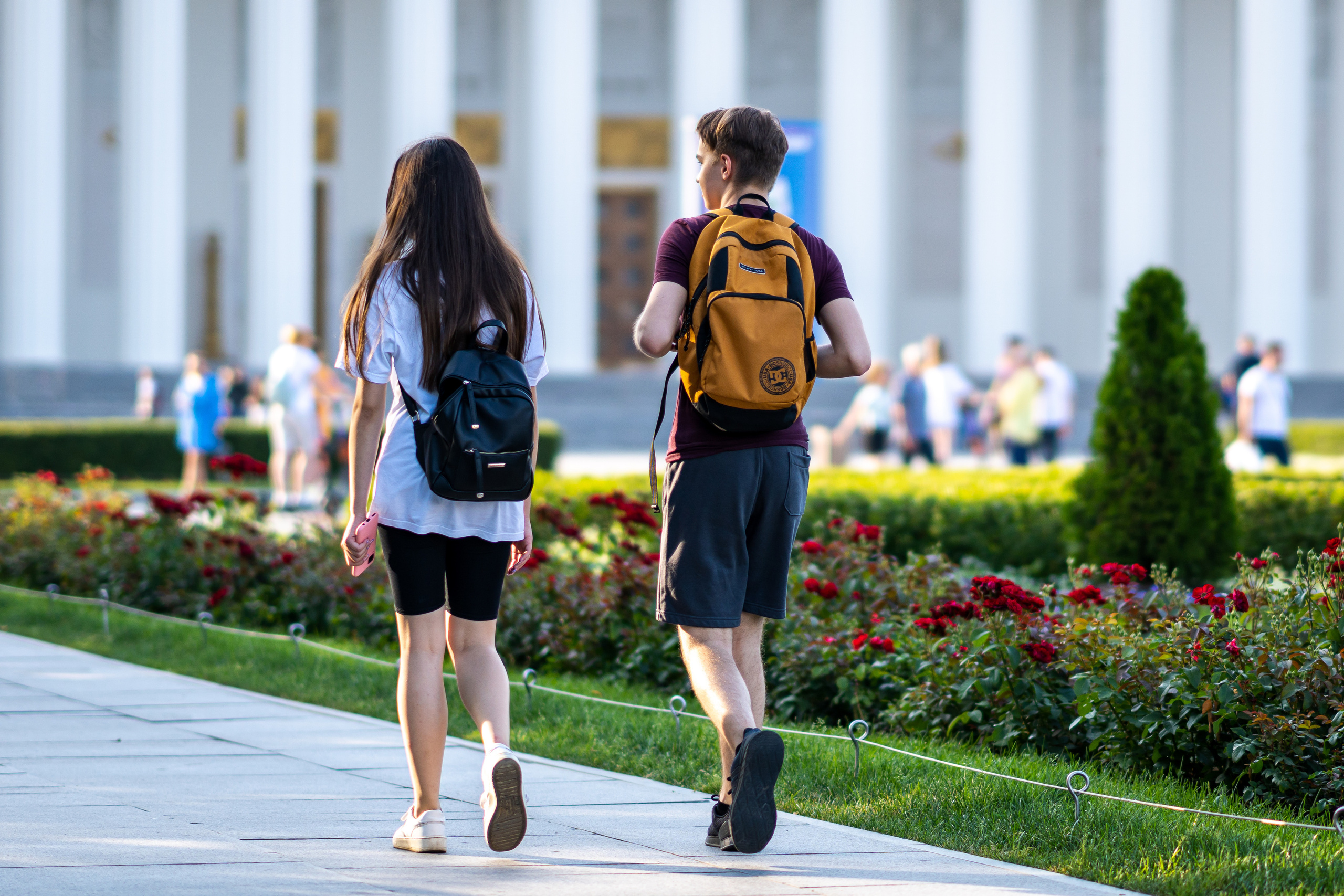 Парочка прогуливается по ВДНХ
