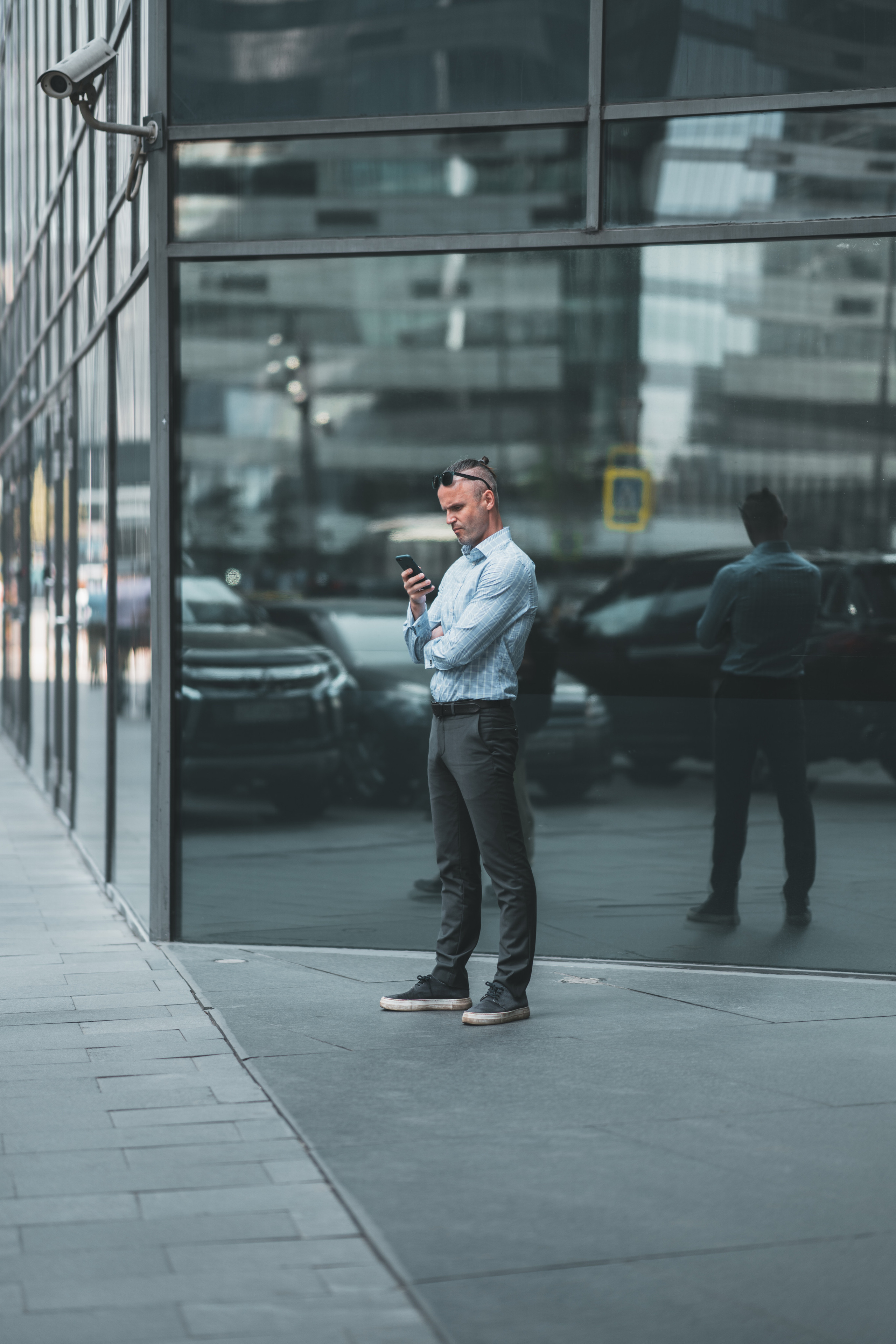 Мужчина с телефоном в Москва-Сити