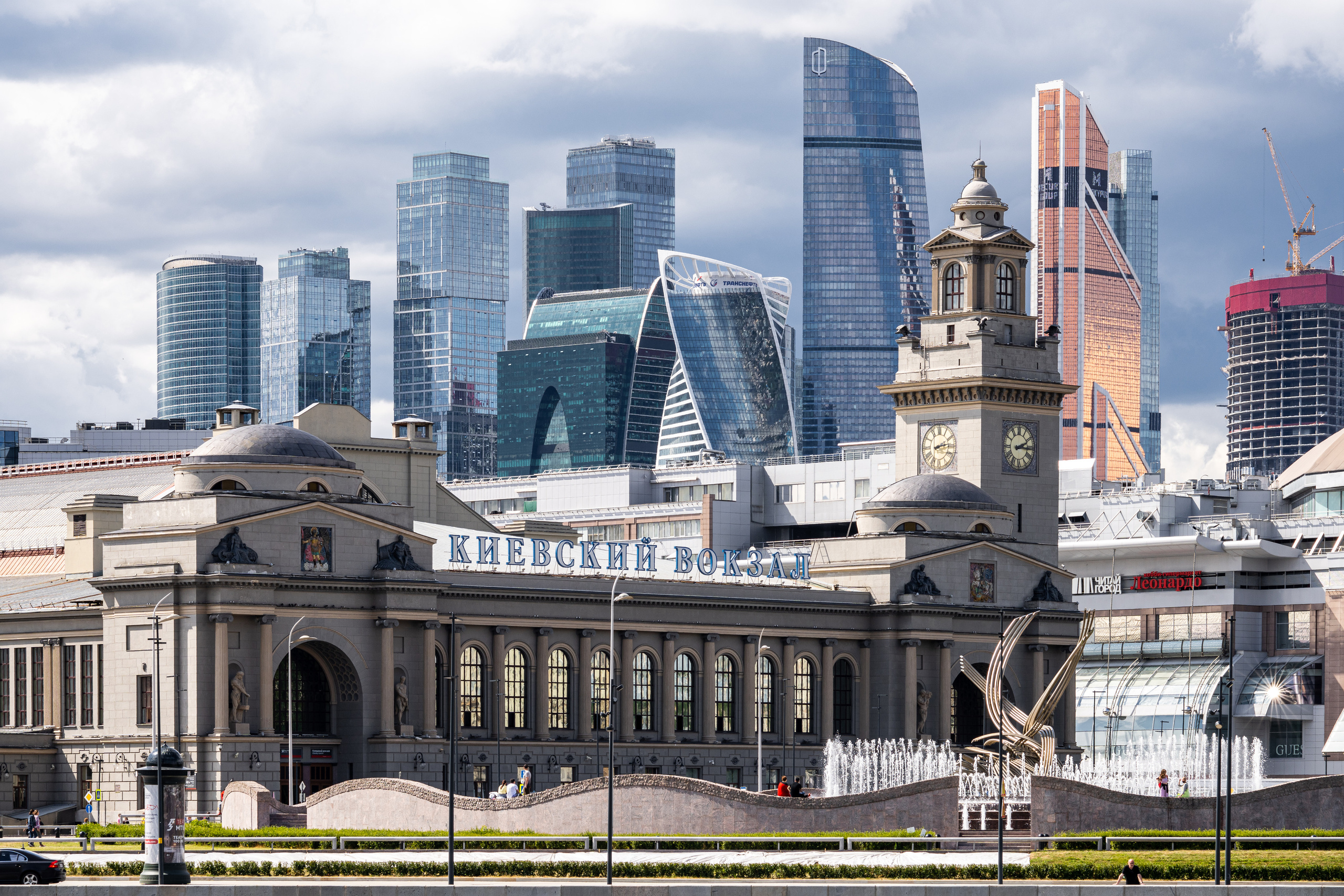 Вид на Москва-Сити и Киевский вокзал с набережной Москвы-реки