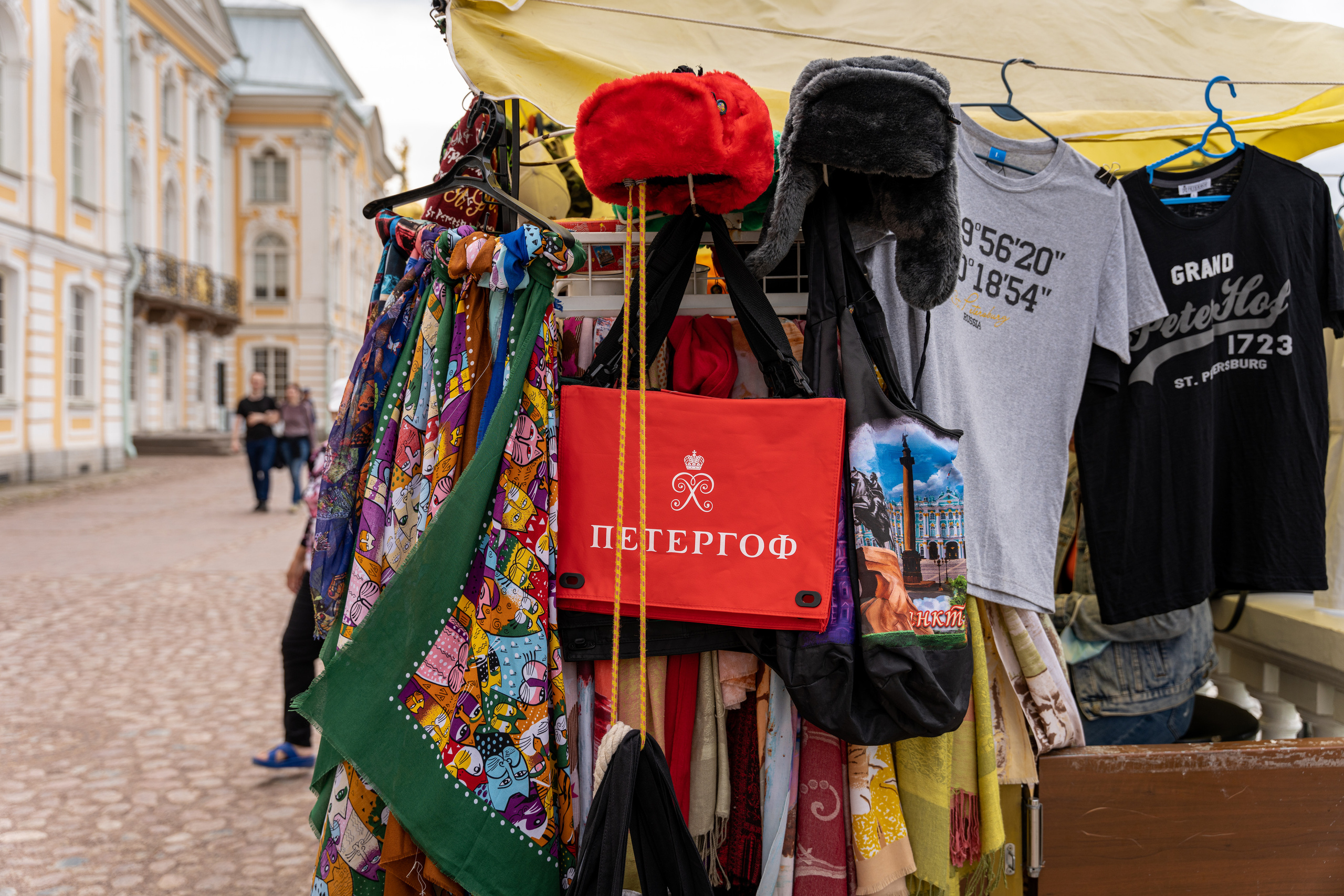Лоток с сувенирами в Петергофе