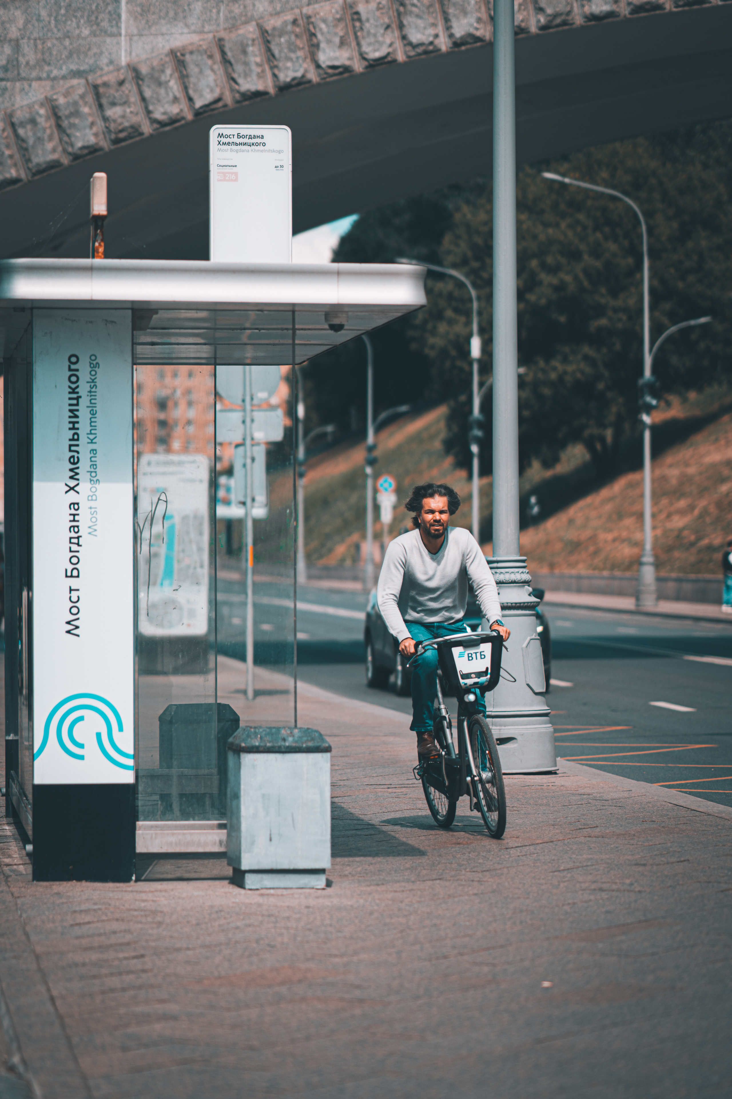 Велосипедист на Саввинской набережной